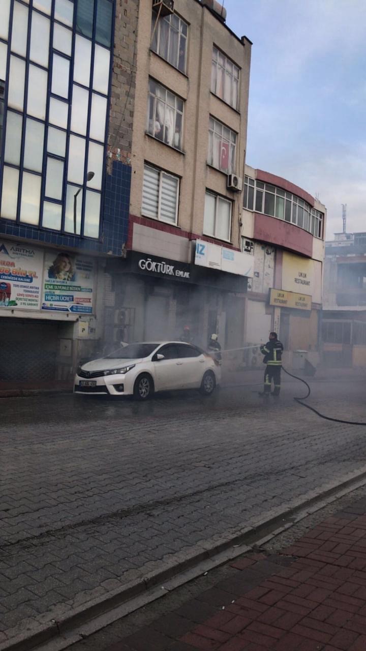 Osmaniye’de yanan otomobile ilk müdahaleyi trafik polisi yaptı
