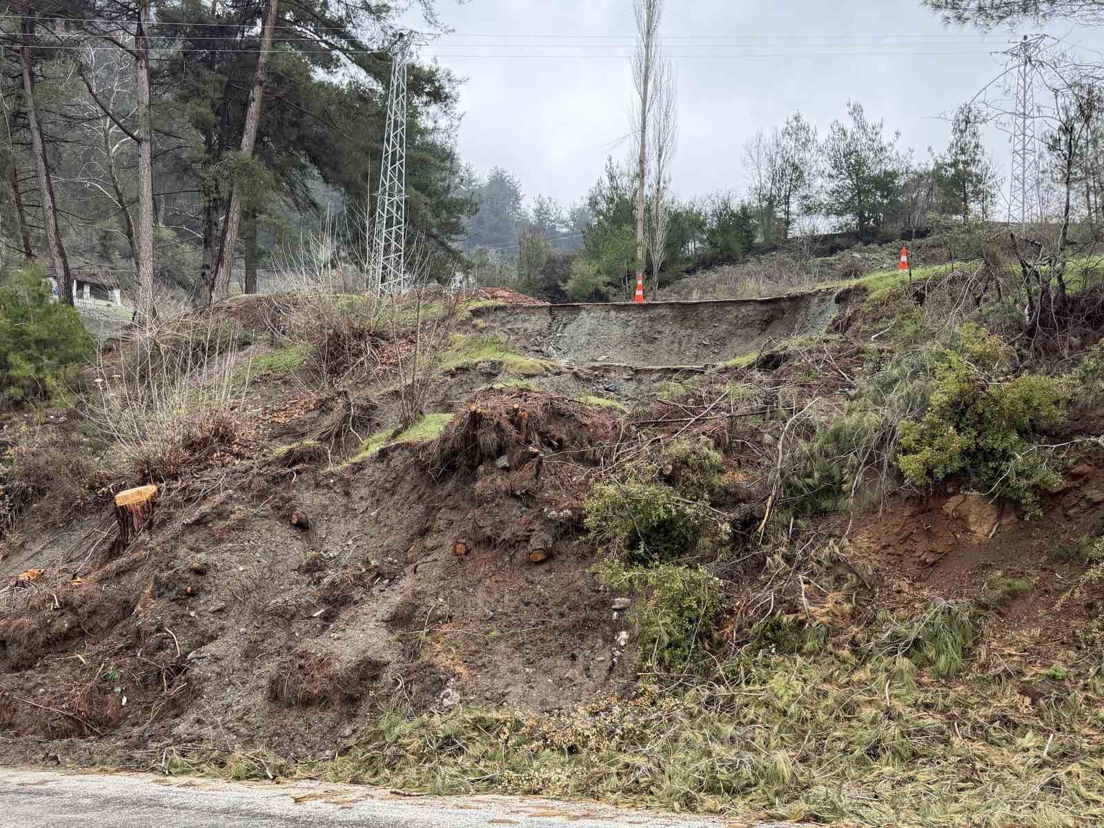 Osmaniye’de yoğun yağmur sonrası yol çöktü
