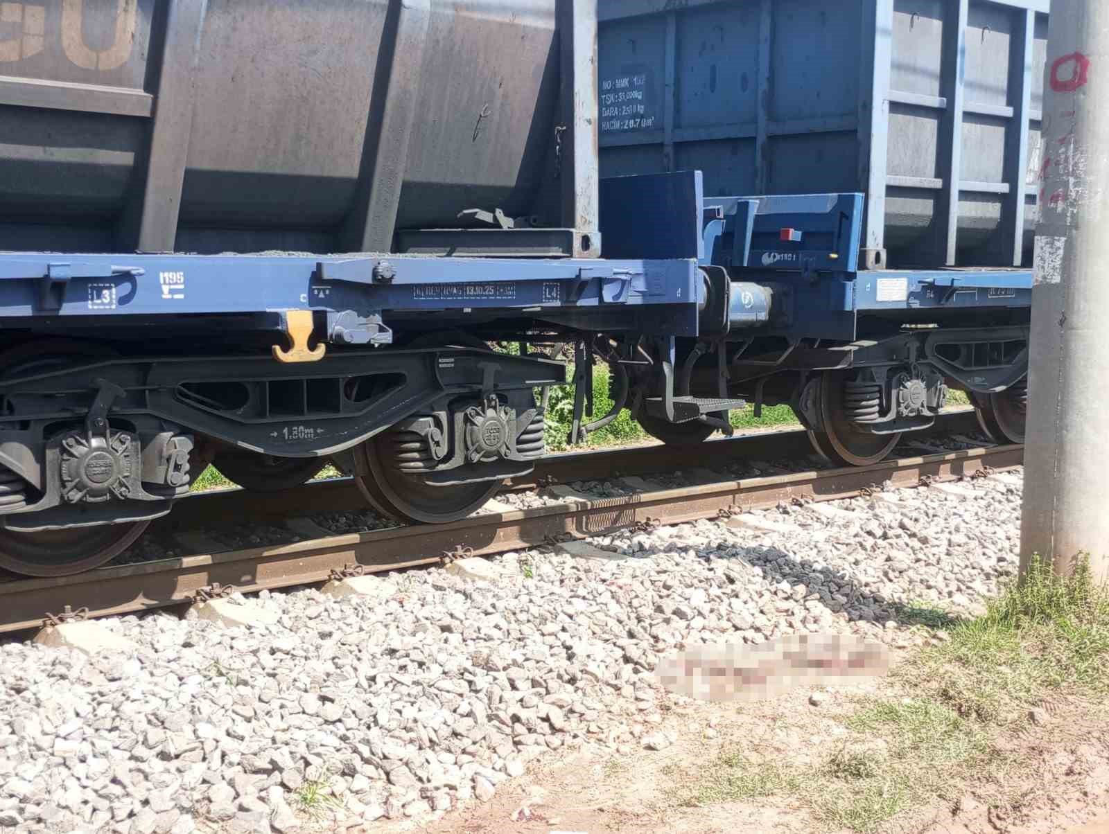 Osmaniye’de yük treninin çarptığı kişi yaralandı
