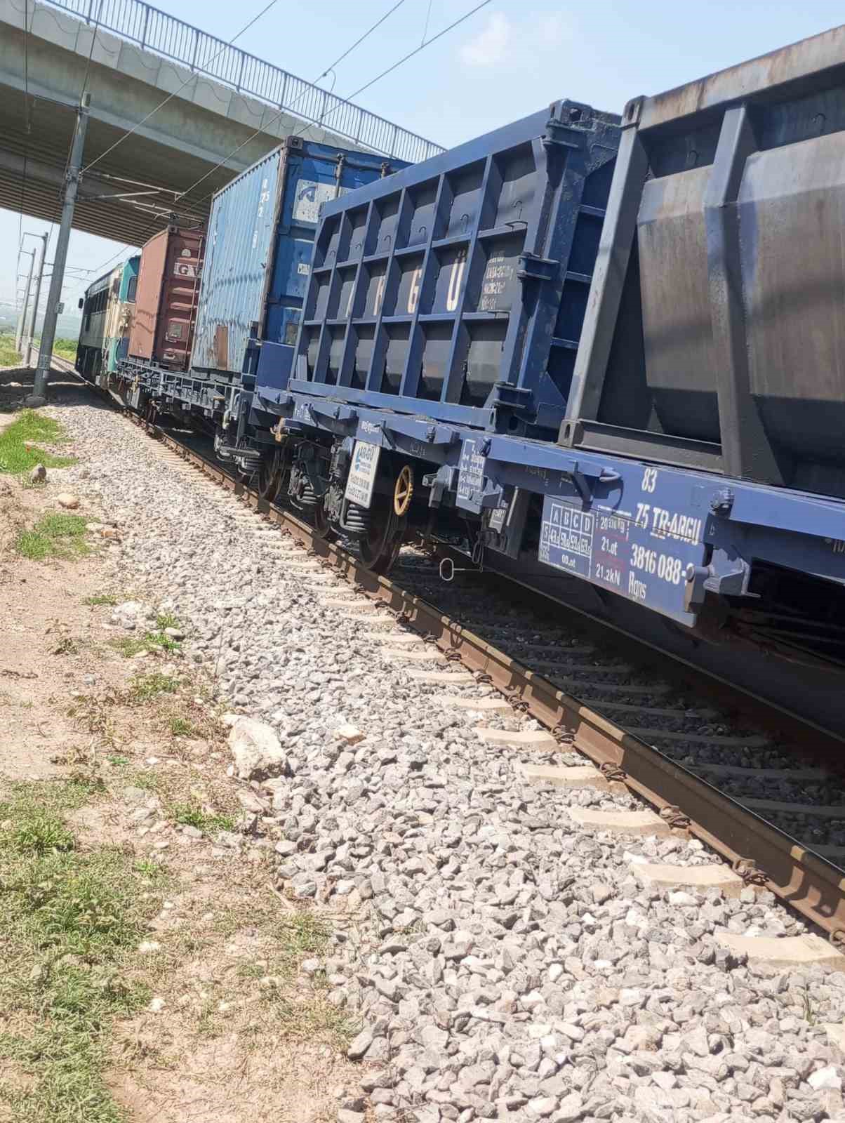 Osmaniye’de yük treninin çarptığı kişi yaralandı
