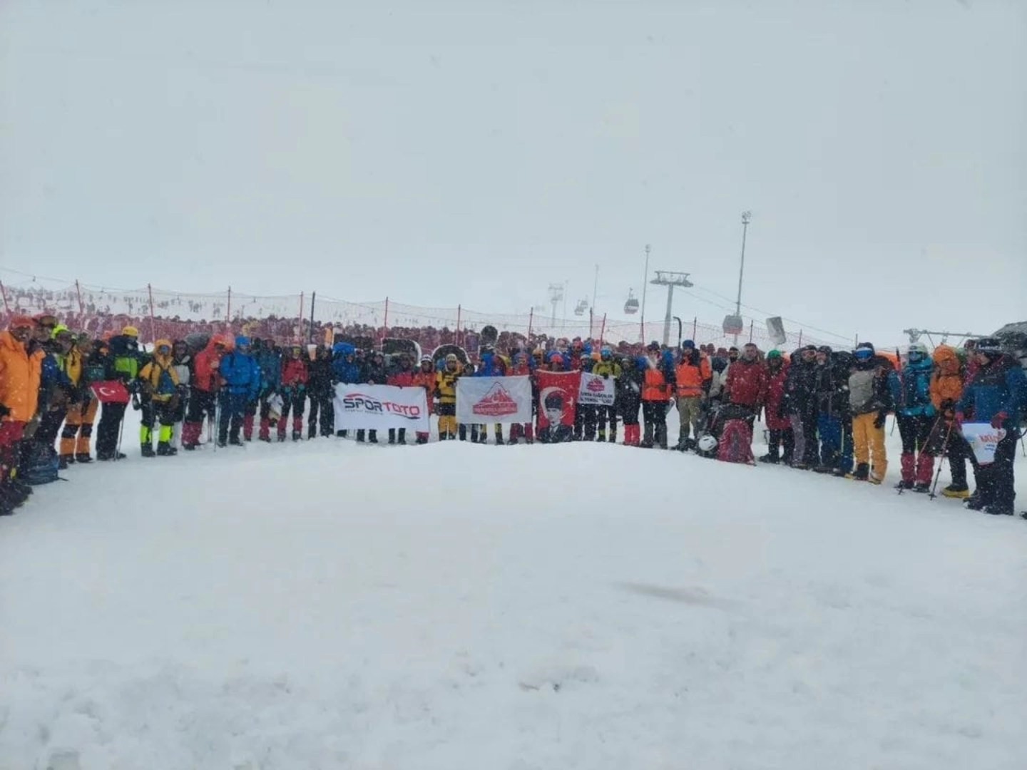 Osmaniyeli depremzede dağcılar Erciyes’te anma tırmanışı yaptı
