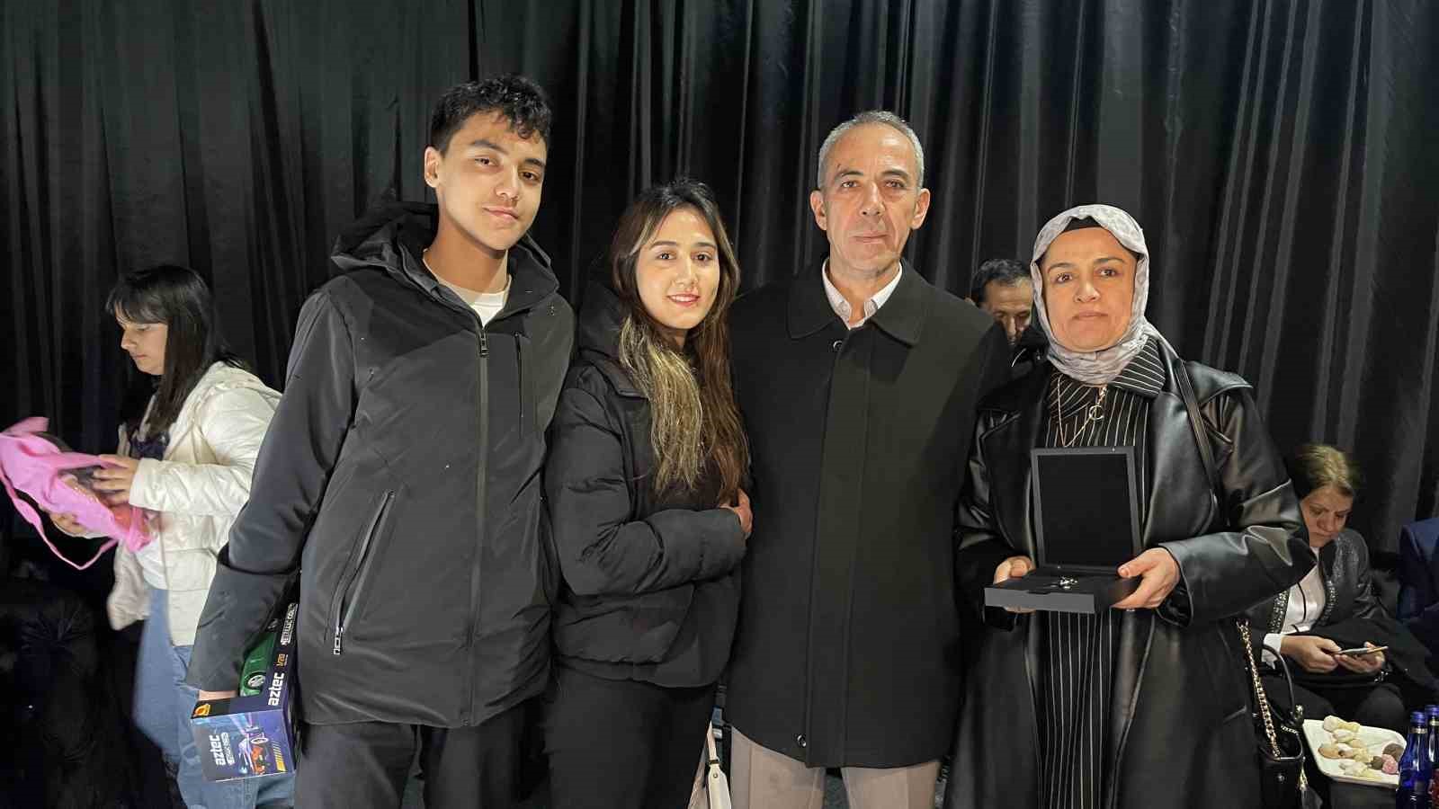 Osmaniyeli depremzedeler evlerine kavuştukları için mutlu
Osmaniyeli depremzedeler evlerine kavuştukları için mutlu