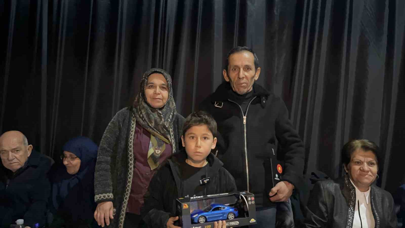 Osmaniyeli depremzedeler evlerine kavuştukları için mutlu
Osmaniyeli depremzedeler evlerine kavuştukları için mutlu