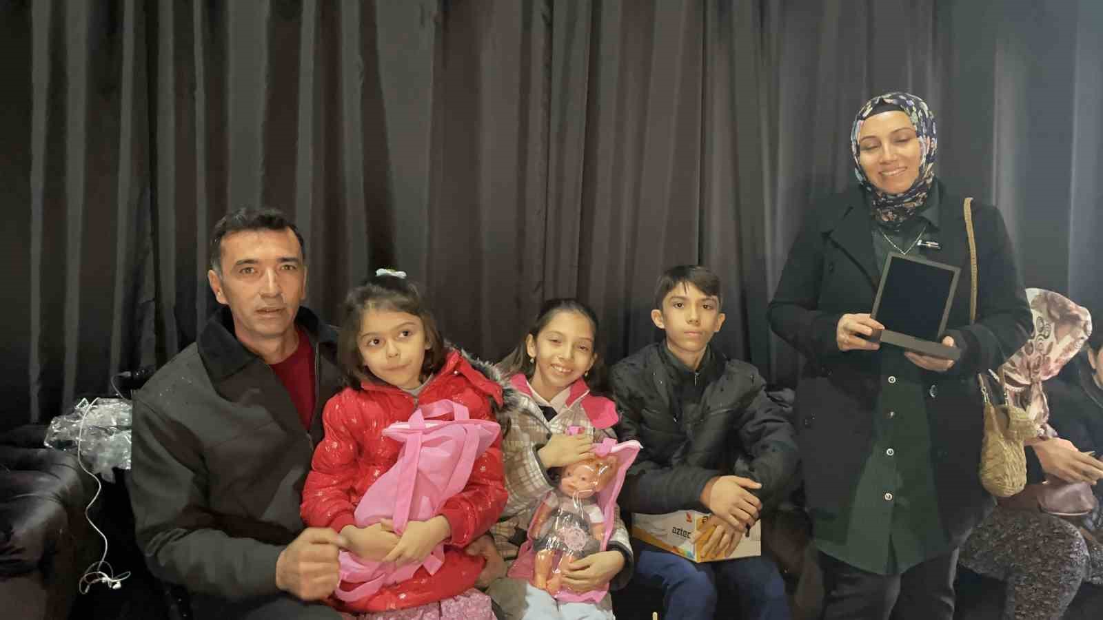 Osmaniyeli depremzedeler evlerine kavuştukları için mutlu
Osmaniyeli depremzedeler evlerine kavuştukları için mutlu