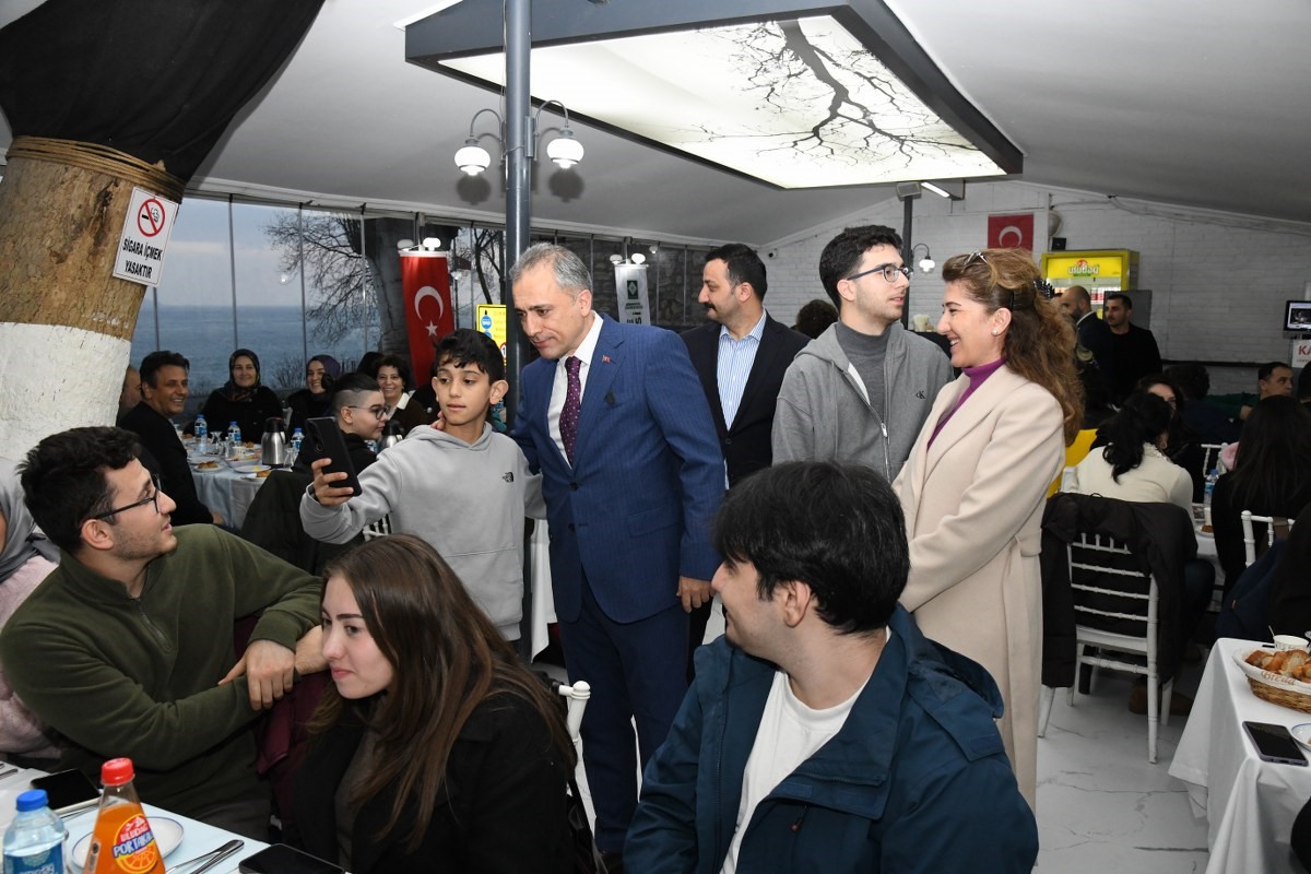 Osmaniyeli öğrenciler İstanbul’da kurulan iftar sofrasında bir araya geldi
