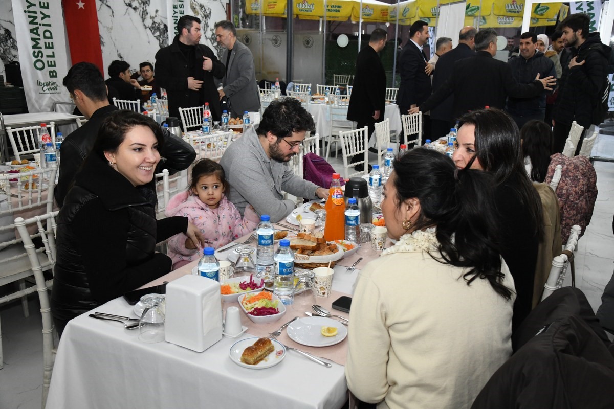 Osmaniyeli öğrenciler İstanbul’da kurulan iftar sofrasında bir araya geldi
