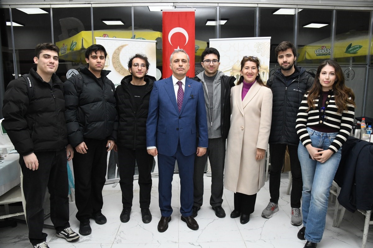 Osmaniyeli öğrenciler İstanbul’da kurulan iftar sofrasında bir araya geldi
