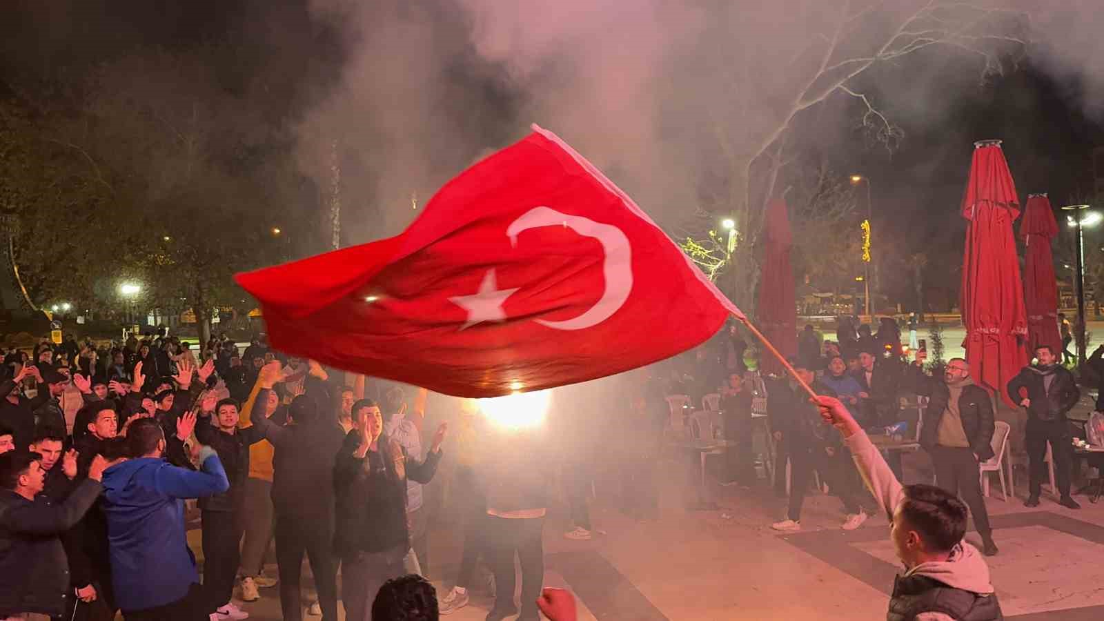 Osmaniyeliler meşalelerle tarihi zaferi kutladı
