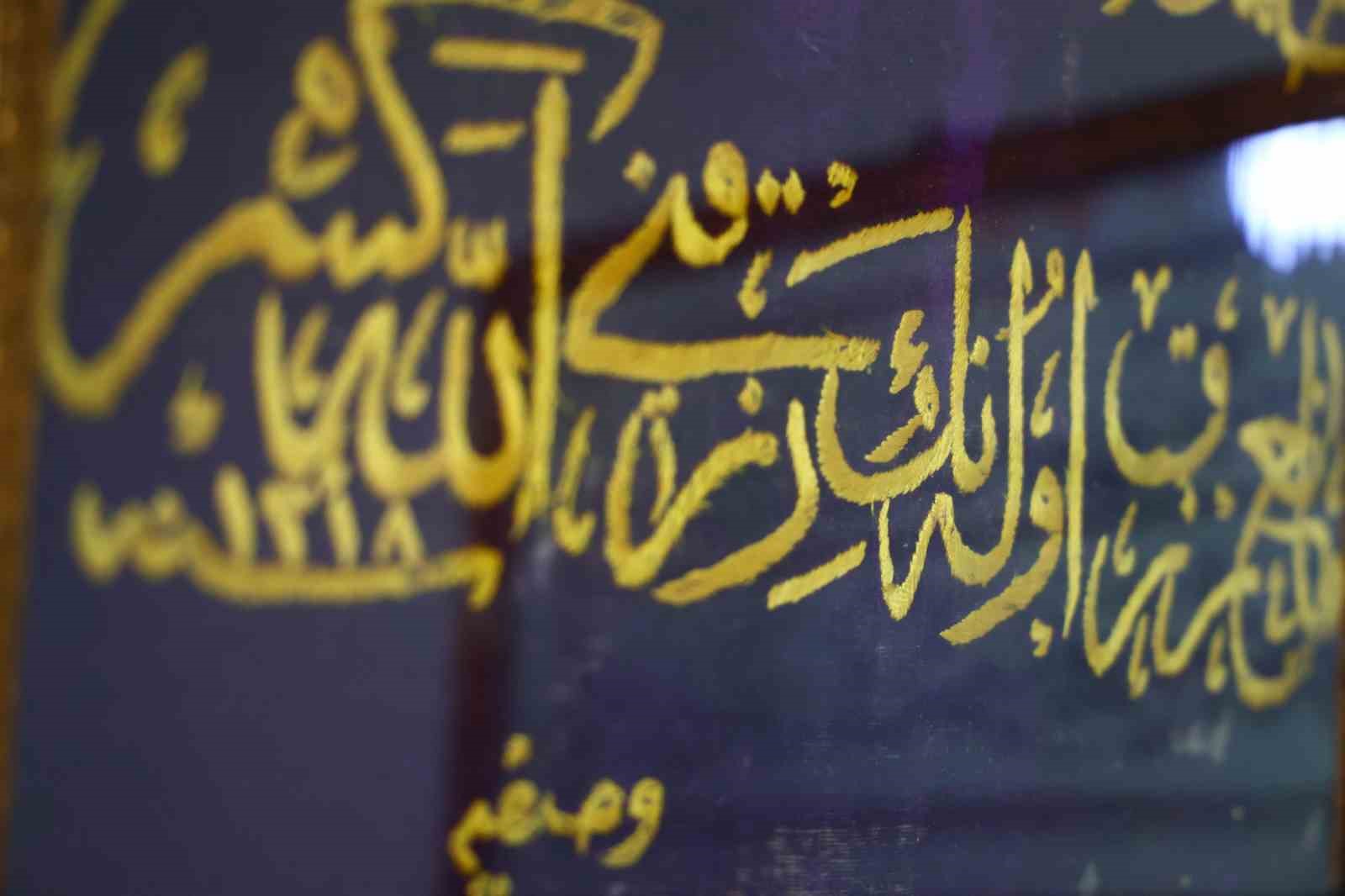 Osmanlı kadınının işlediği 126 yıllık altın sırma hat levhası görenleri hayran bıraktı
