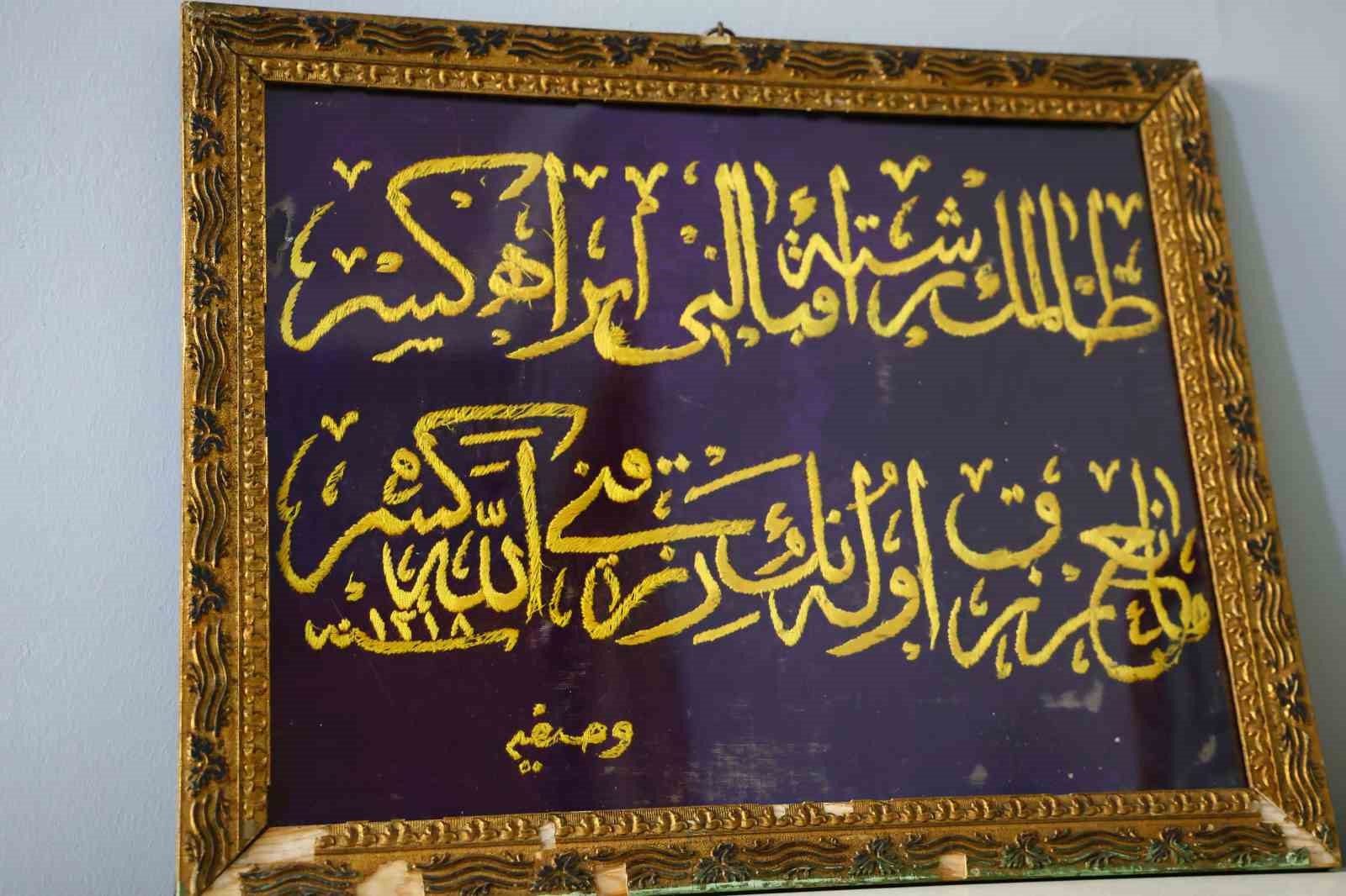 Osmanlı kadınının işlediği 126 yıllık altın sırma hat levhası görenleri hayran bıraktı
