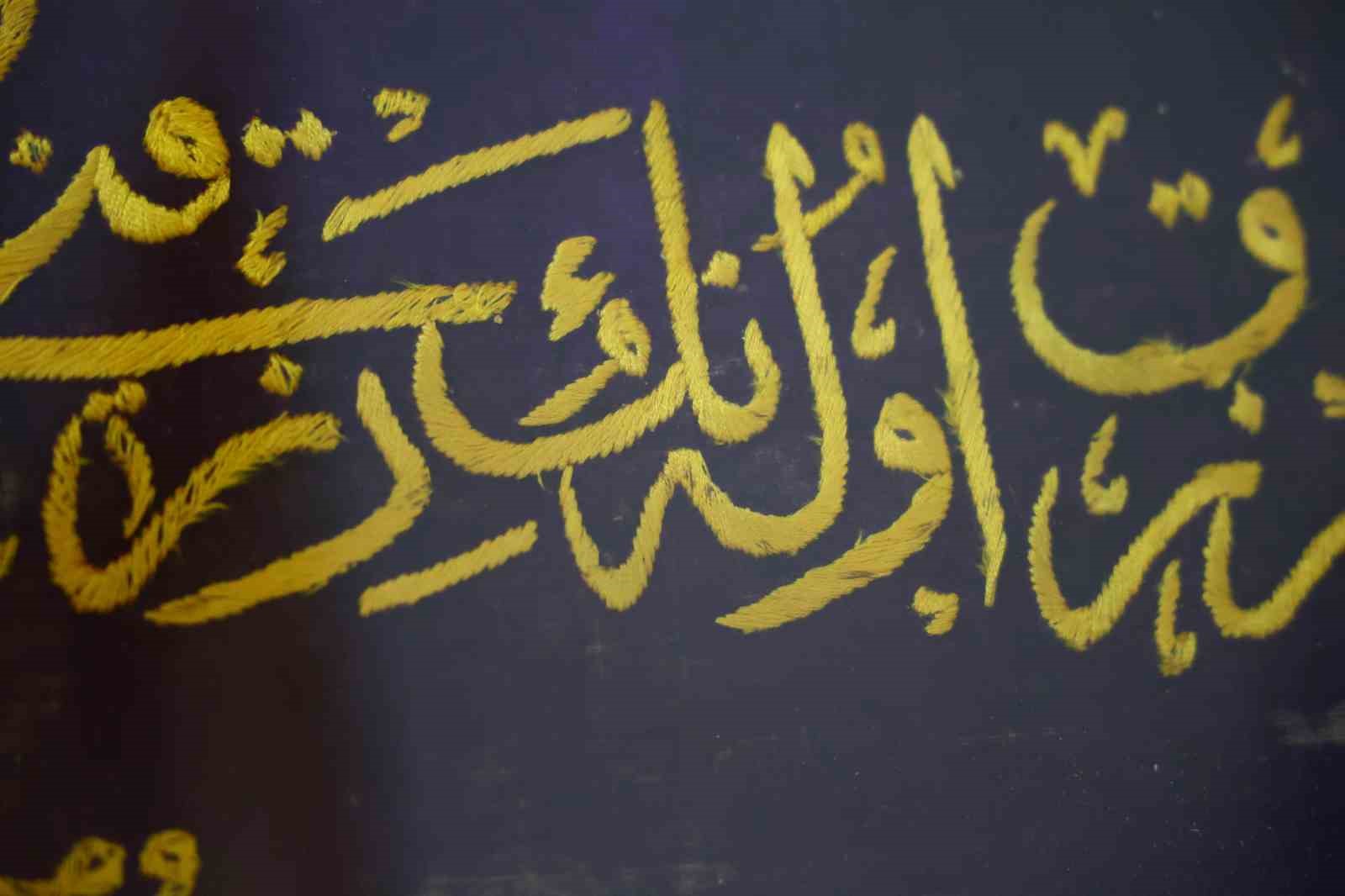 Osmanlı kadınının işlediği 126 yıllık altın sırma hat levhası görenleri hayran bıraktı
