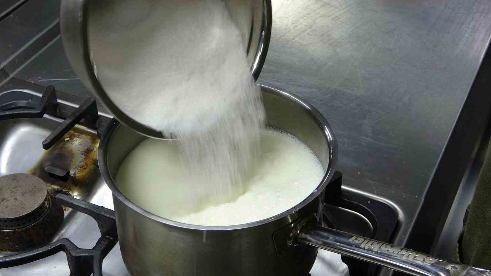 Osmanlı mutfağının hafif tatlısı Güllaç Ramazan sofralarını süslüyor
