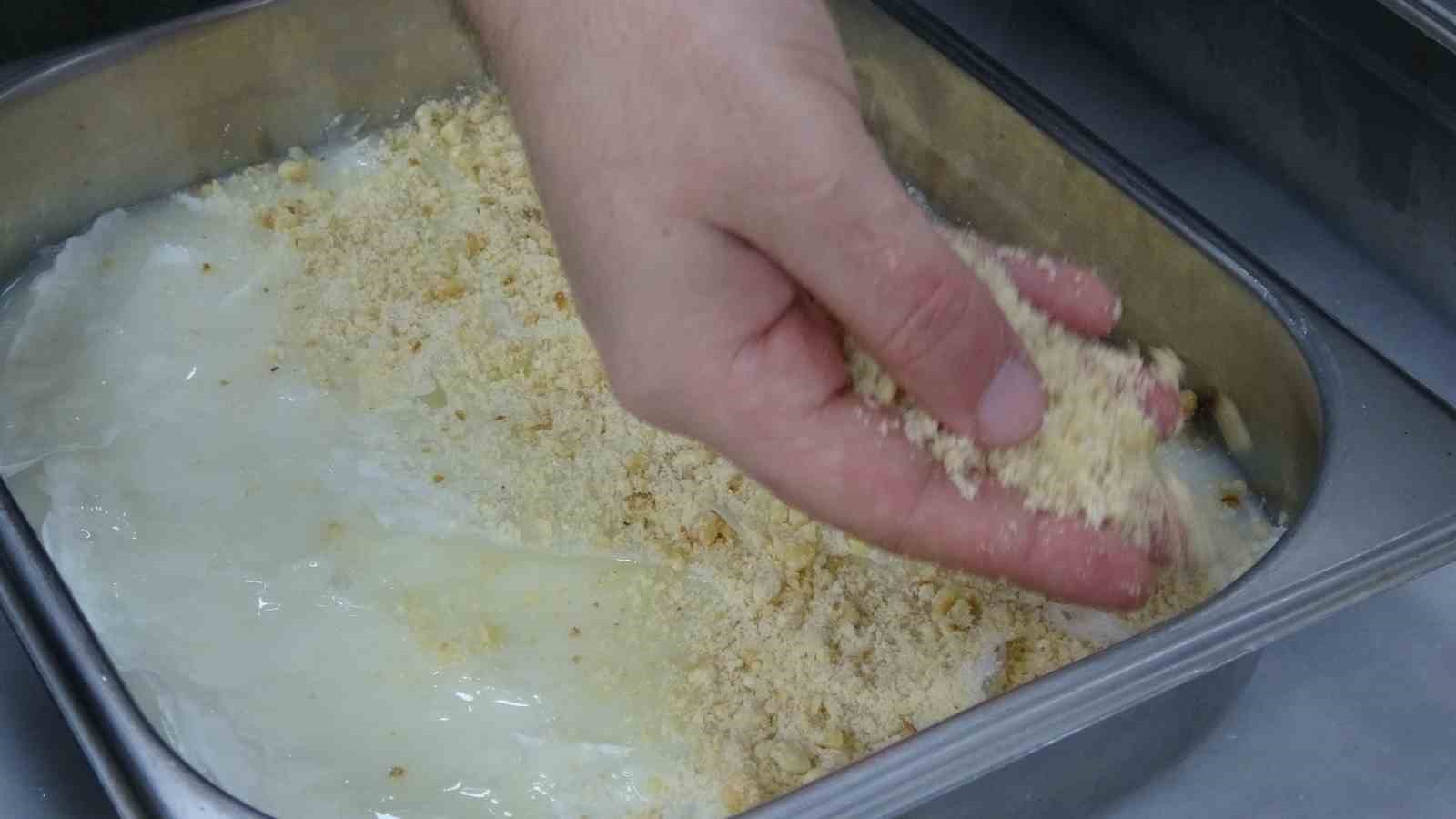 Osmanlı mutfağının hafif tatlısı Güllaç Ramazan sofralarını süslüyor
