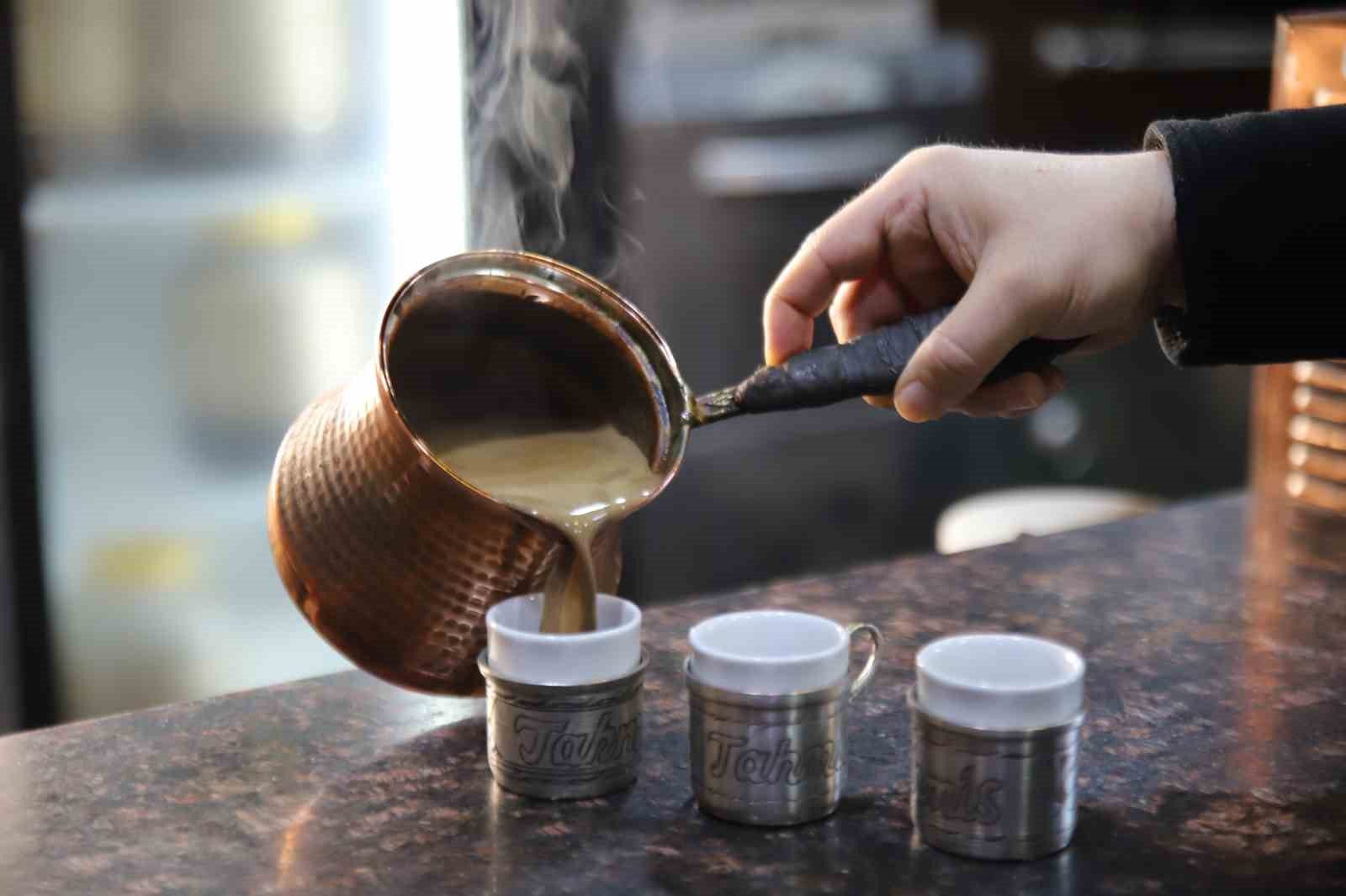 Osmanlı’dan günümüze bakır cezvelerde hazırlanan menengiç kahvesi lezzetiyle dikkat çekiyor
