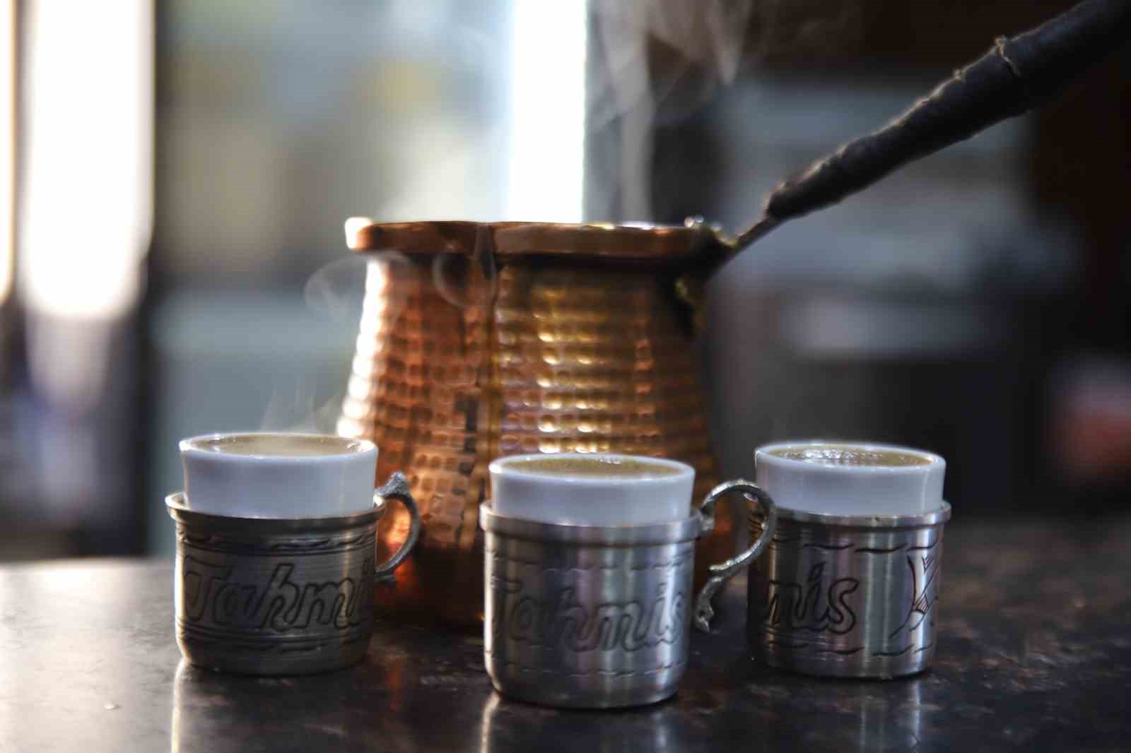 Osmanlı’dan günümüze bakır cezvelerde hazırlanan menengiç kahvesi lezzetiyle dikkat çekiyor
