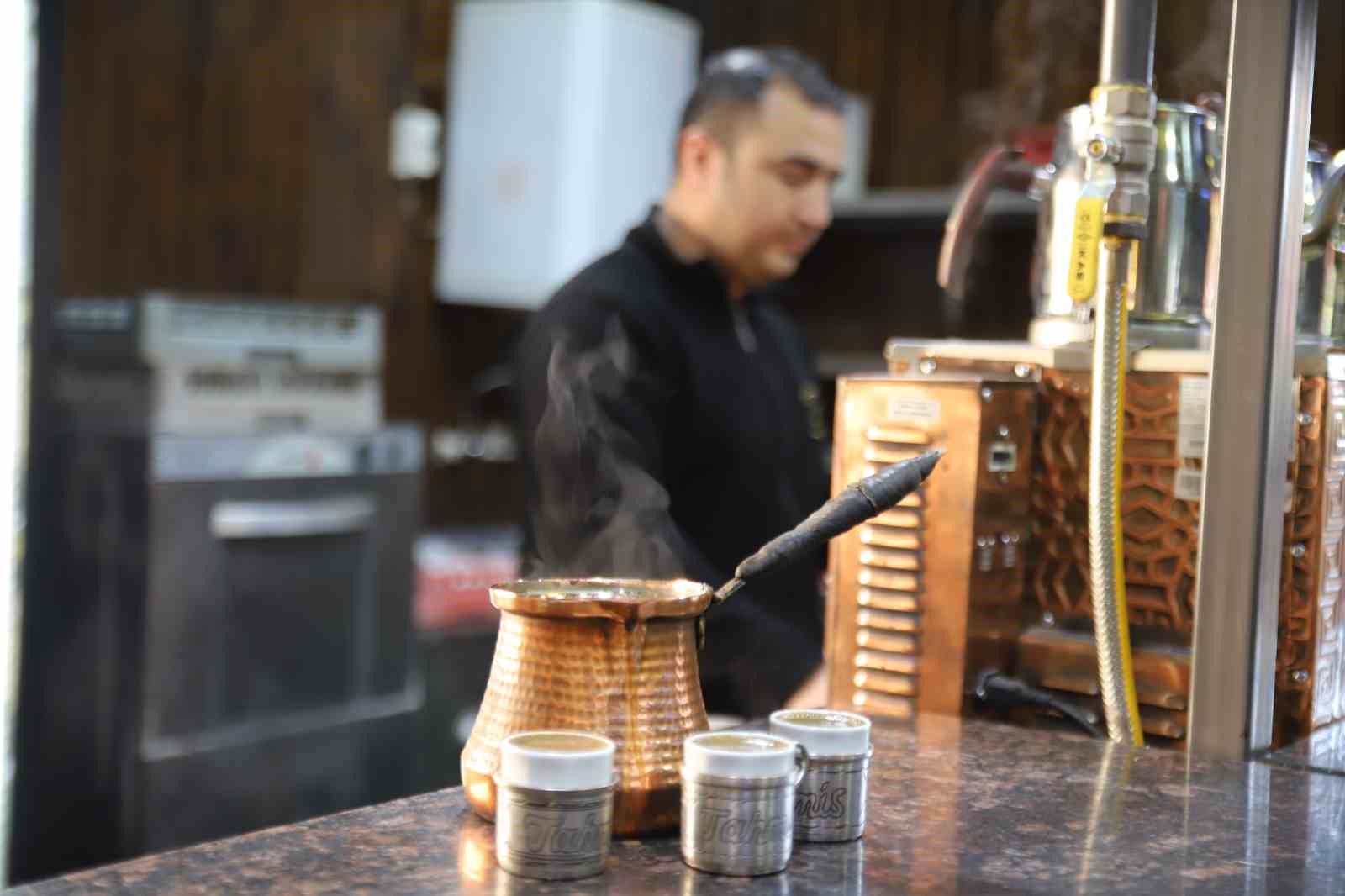Osmanlı’dan günümüze bakır cezvelerde hazırlanan menengiç kahvesi lezzetiyle dikkat çekiyor
