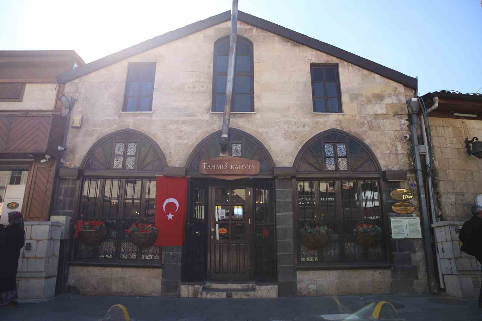 Osmanlı’dan günümüze bakır cezvelerde hazırlanan menengiç kahvesi lezzetiyle dikkat çekiyor
