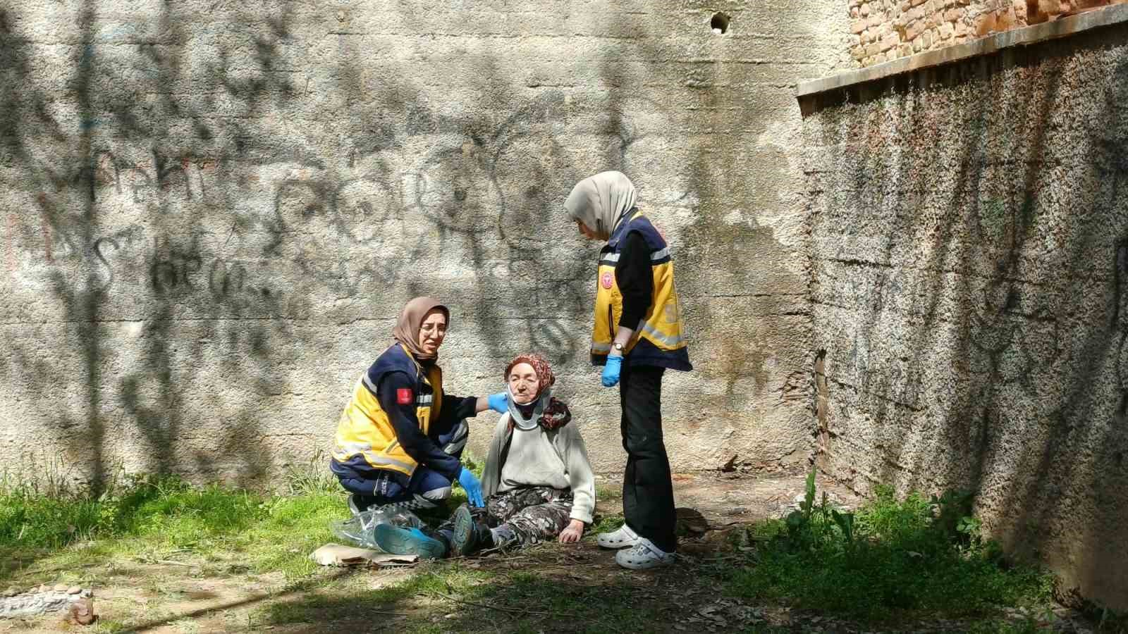 Ot toplamak istedi, 5 metreden aşağı düştü
