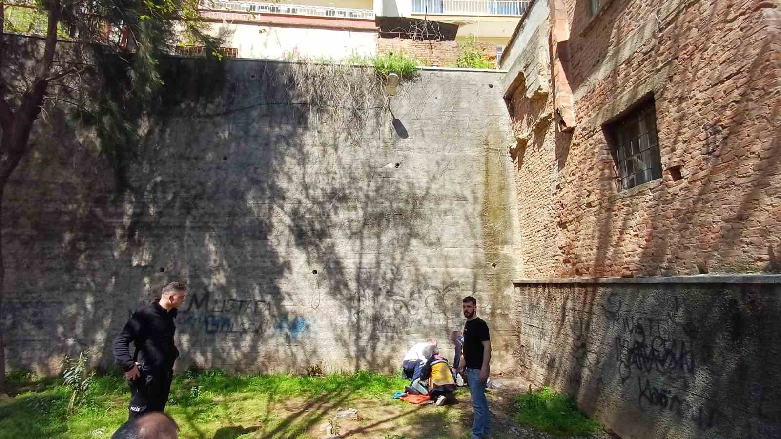 Ot toplamak istedi, 5 metreden aşağı düştü
