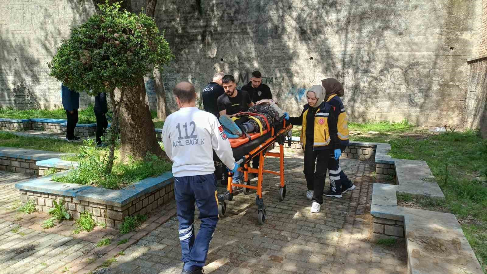 Ot toplamak istedi, 5 metreden aşağı düştü
