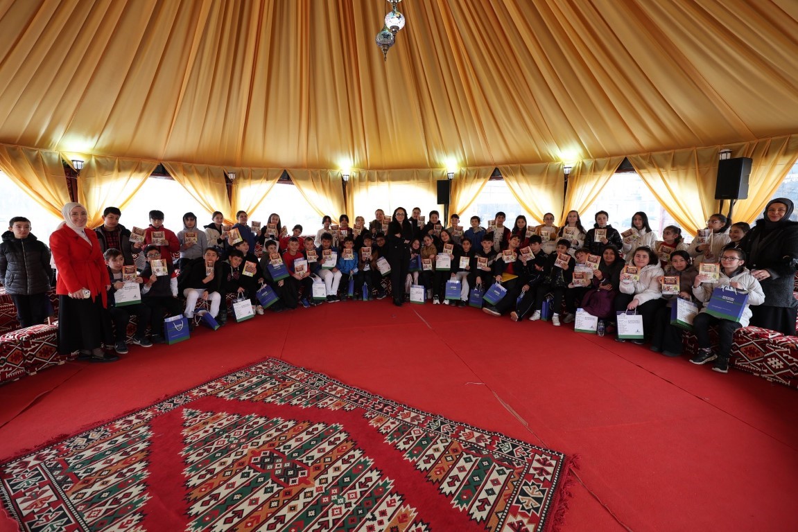 Otağ çadırında minik kitapseverler için imza günü
