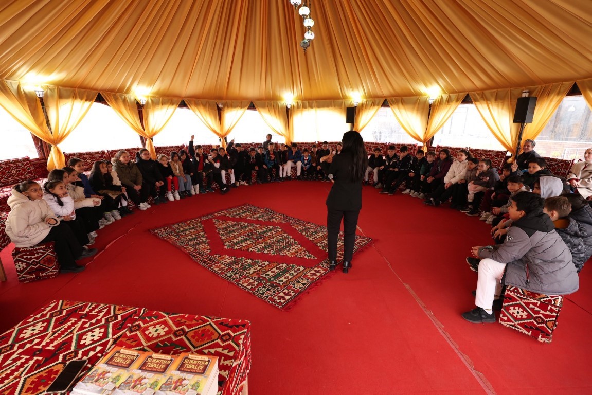 Otağ çadırında minik kitapseverler için imza günü
