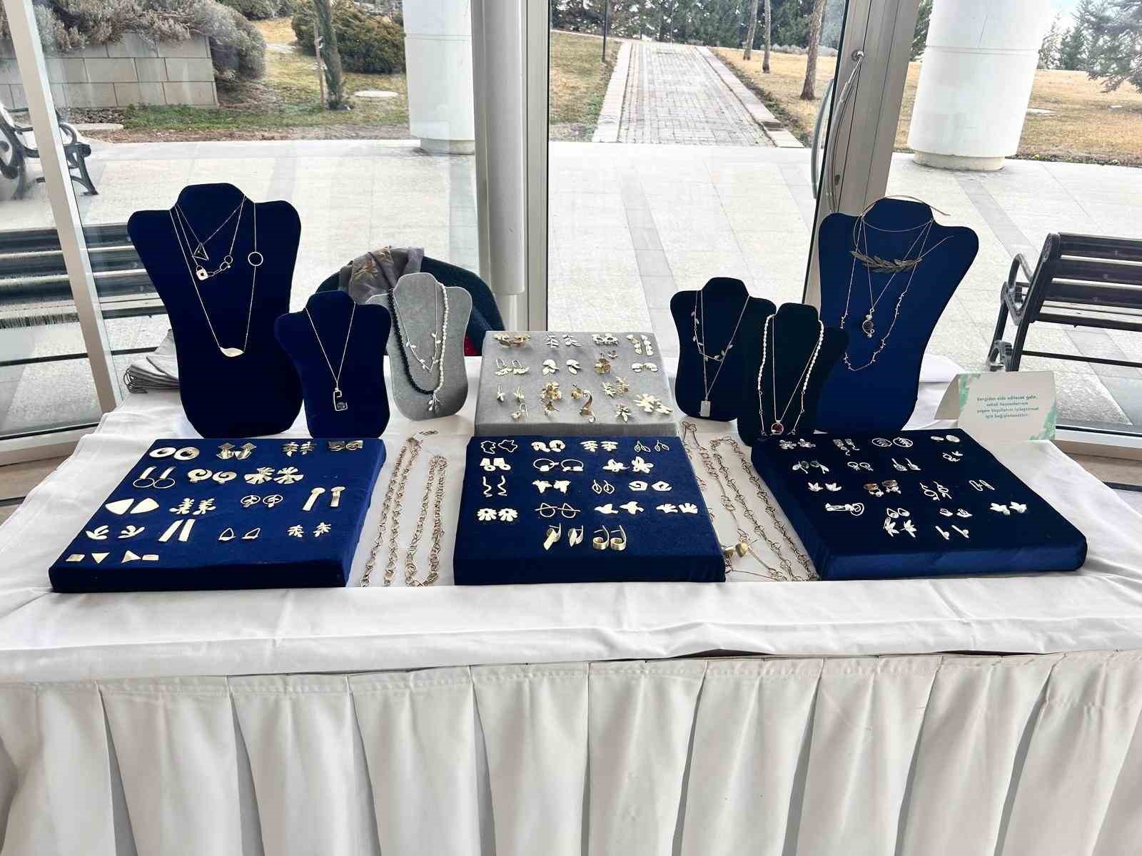 Otel yangınında hayatını kaybeden Tüzgiray çifti anıldı
