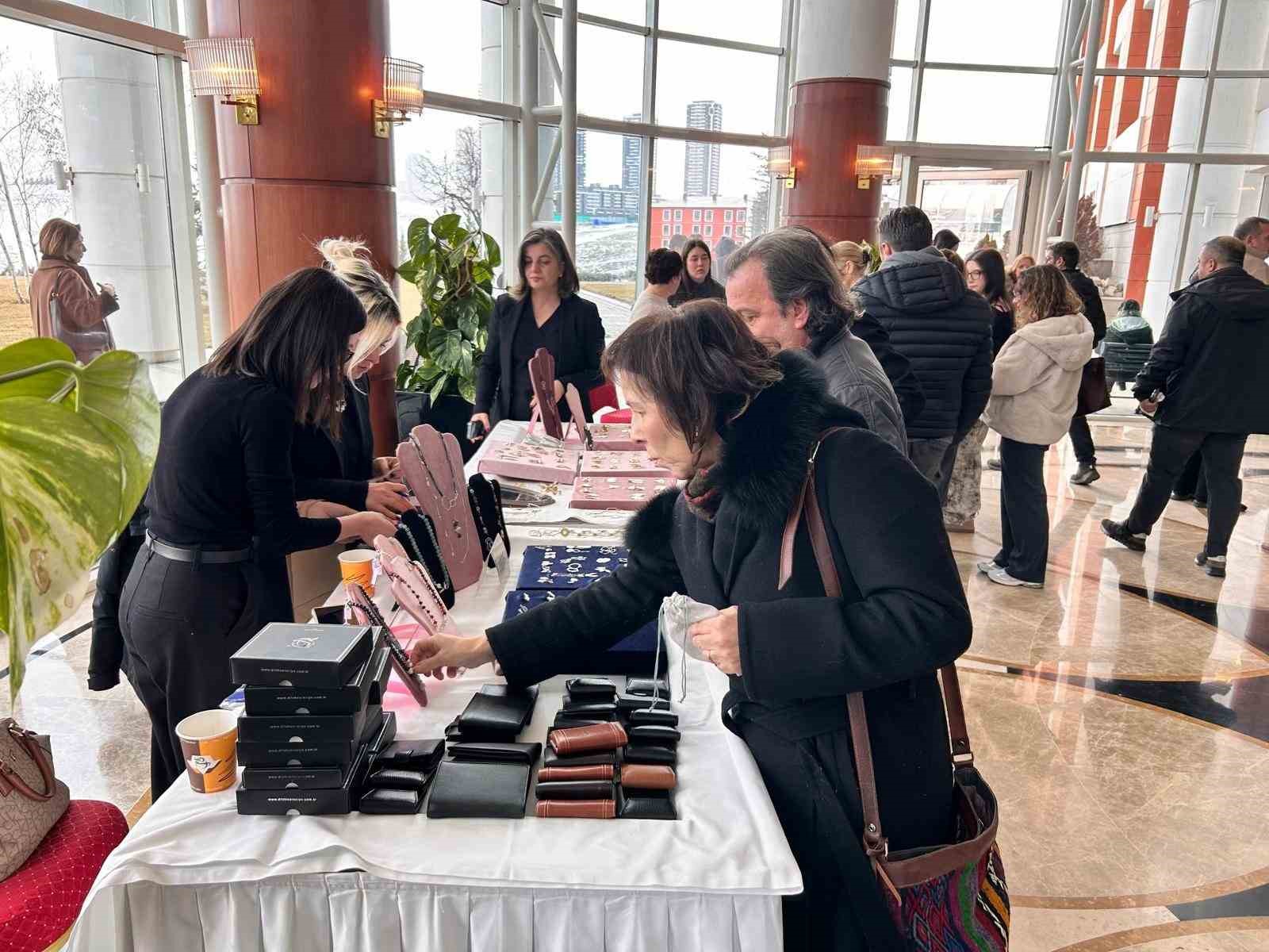 Otel yangınında hayatını kaybeden Tüzgiray çifti anıldı
