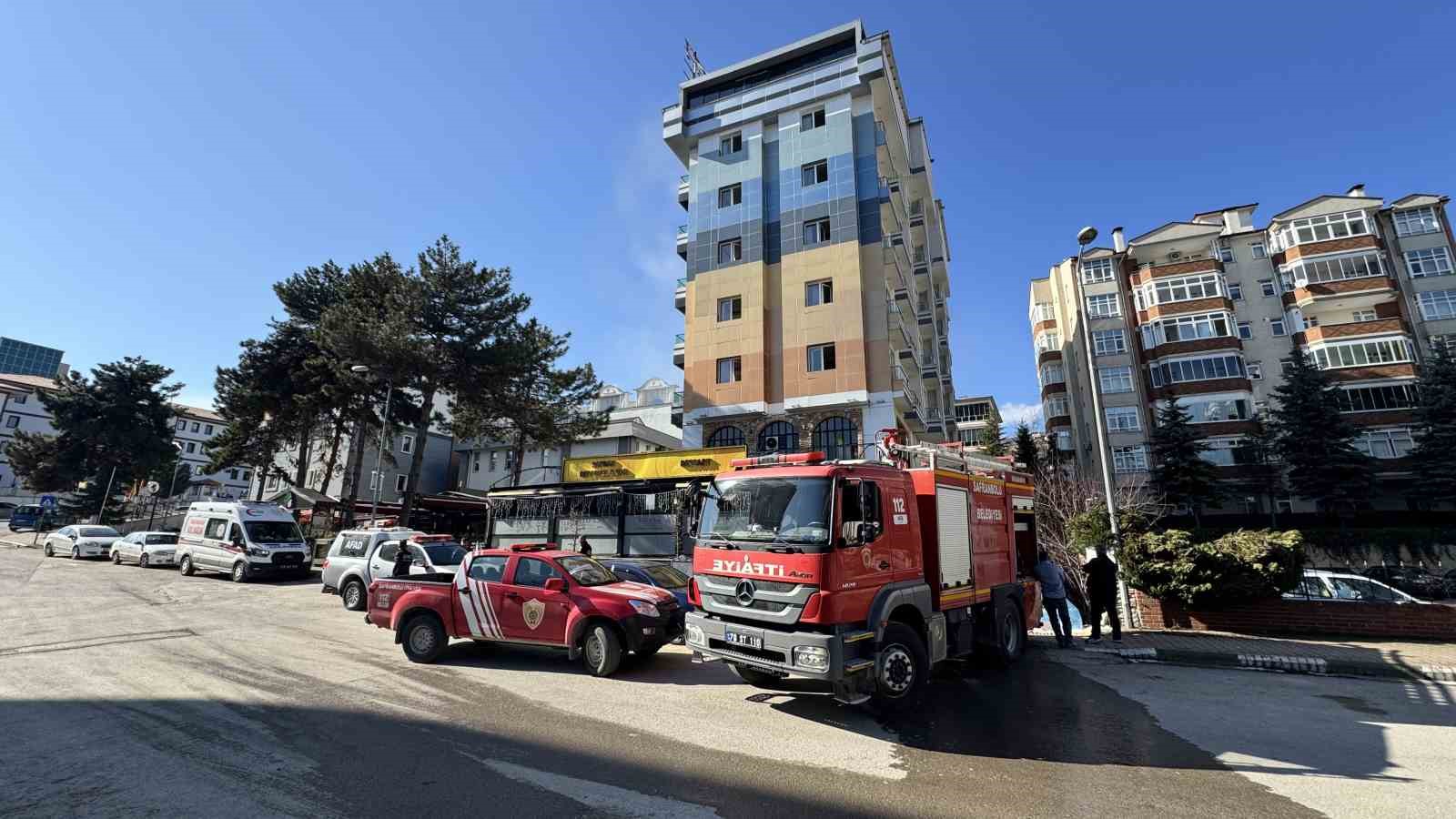 Otel yangınında mahsur kalan 8 kişi kurtarıldı
