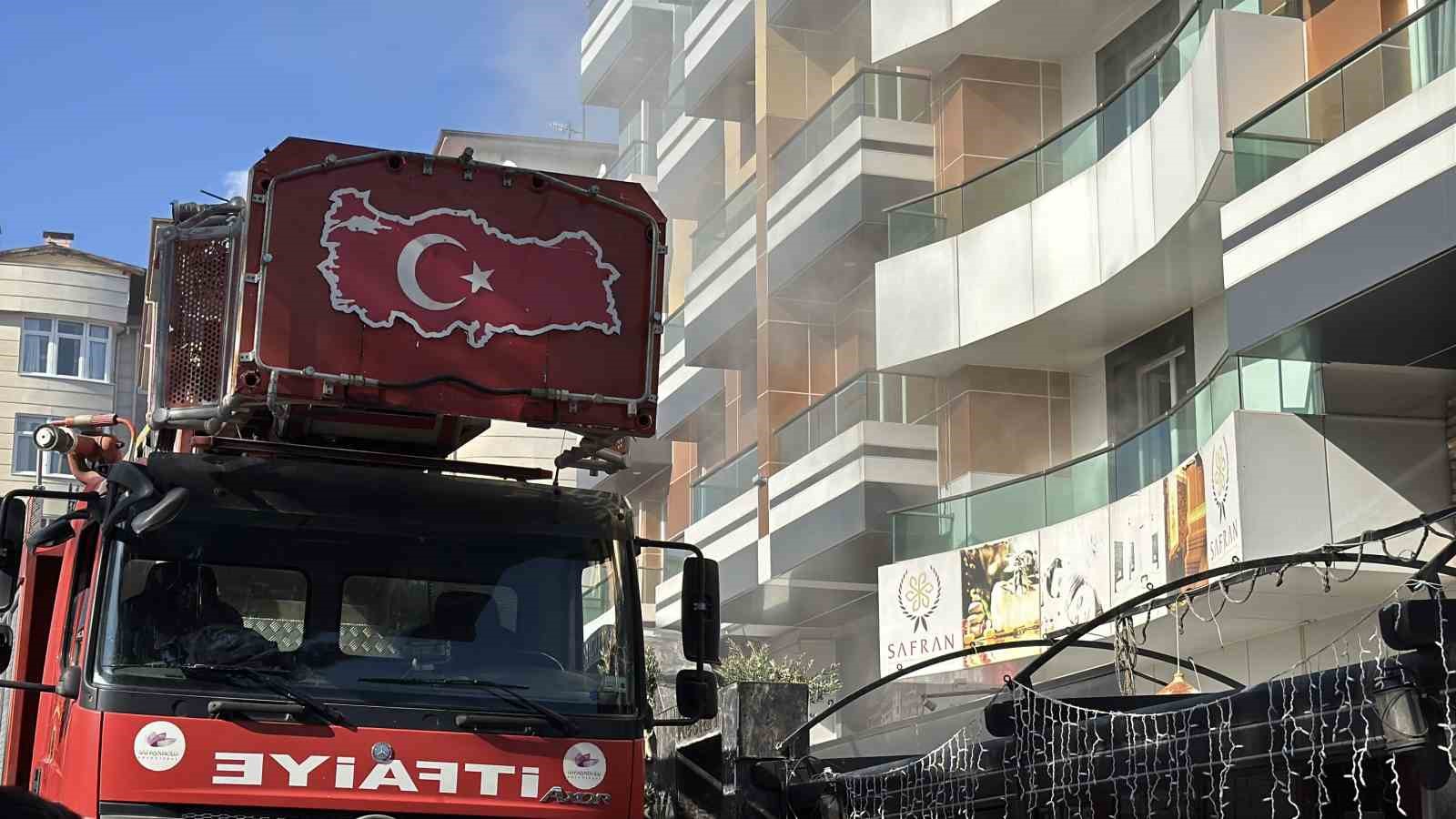 Otel yangınında mahsur kalan 8 kişi kurtarıldı
