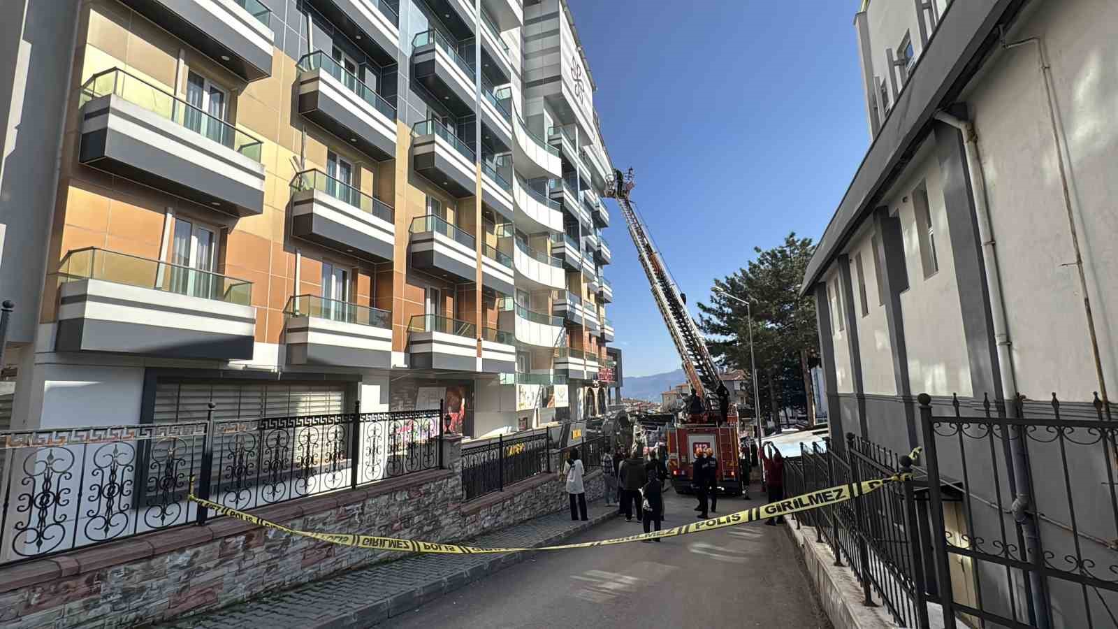 Otel yangınında mahsur kalan 8 kişi kurtarıldı
