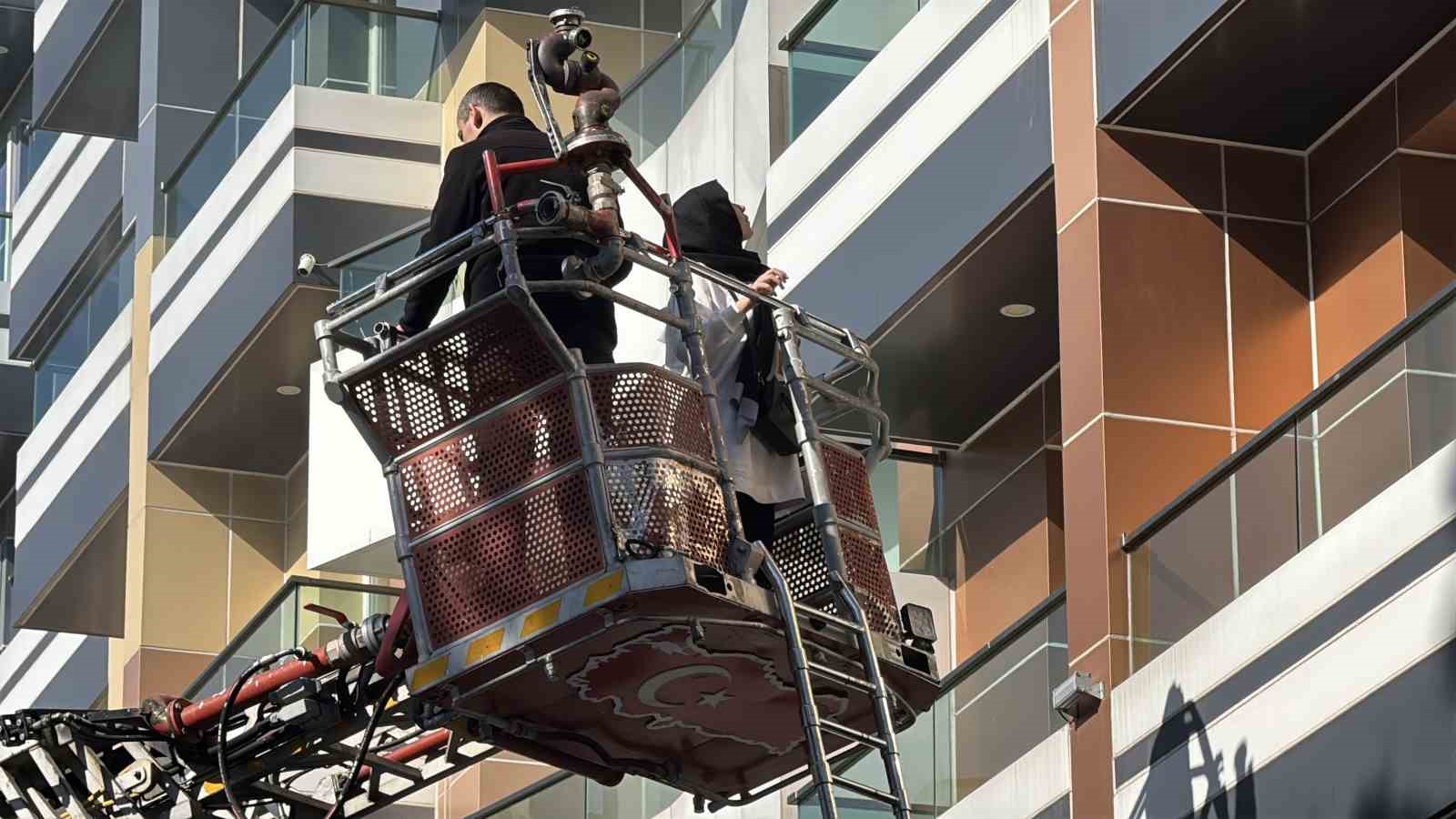 Otel yangınında mahsur kalan 8 kişi kurtarıldı
