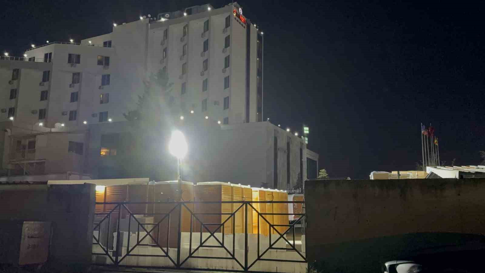 Otelin bahçesinde park halindeki karavan alev alev yandı
