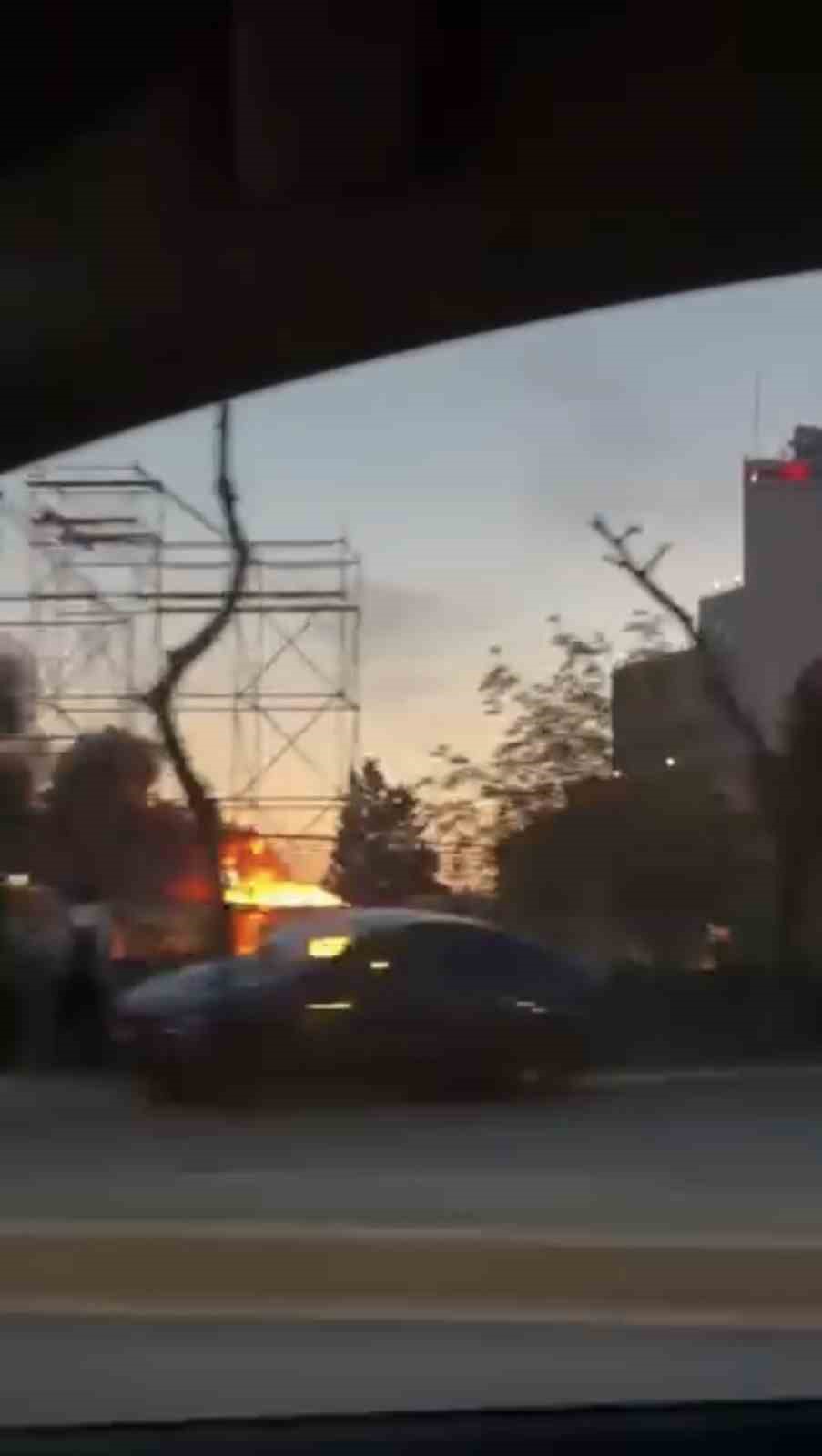 Otelin bahçesinde park halindeki karavan alev alev yandı
