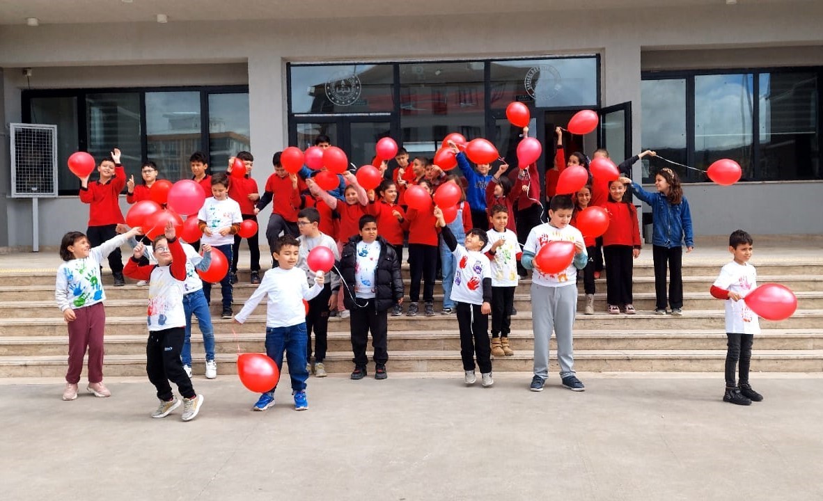 Otizm Farkındalık Günü’nde öğrencilerden anlamlı etkinlik
