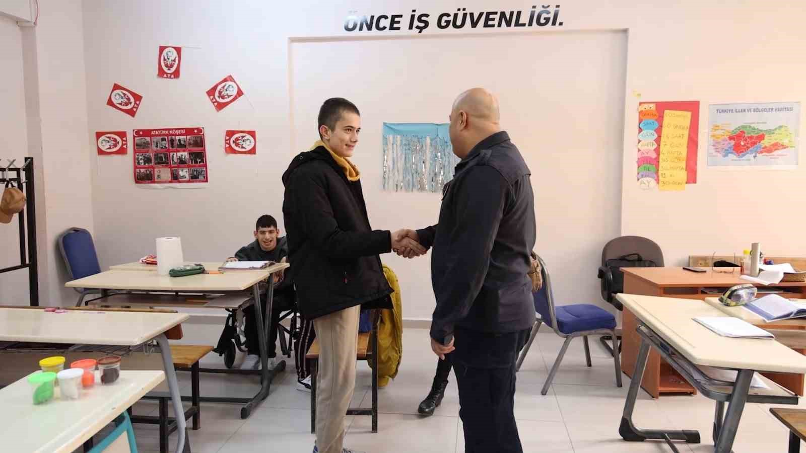 Otizme değil hayallere odaklandı: 16 yaşında itfaiyeci üniformasıyla doğum günü sürprizi
