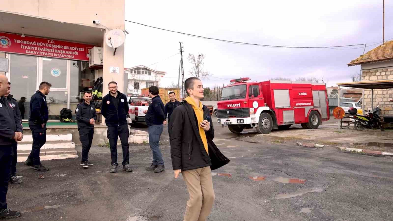 Otizme değil hayallere odaklandı: 16 yaşında itfaiyeci üniformasıyla doğum günü sürprizi

