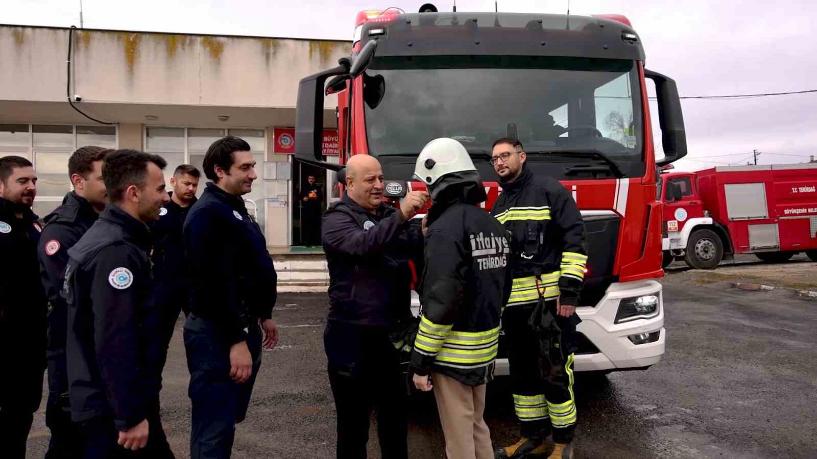Otizme değil hayallere odaklandı: 16 yaşında itfaiyeci üniformasıyla doğum günü sürprizi
