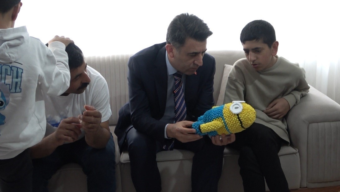 Otizmli Ali İsmail ile  Vali Aygöl’ün diyalogları gülümsetti

