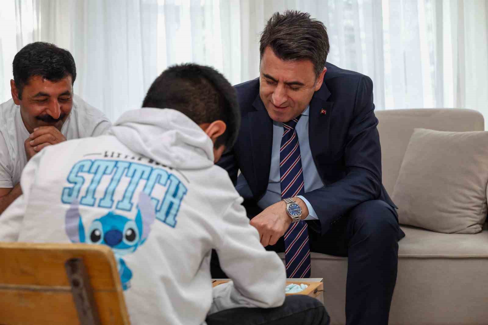 Otizmli Ali İsmail ile  Vali Aygöl’ün diyalogları gülümsetti
