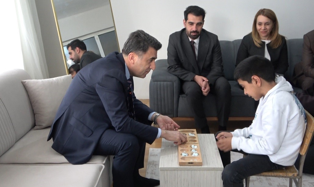 Otizmli Ali İsmail ile  Vali Aygöl’ün diyalogları gülümsetti
