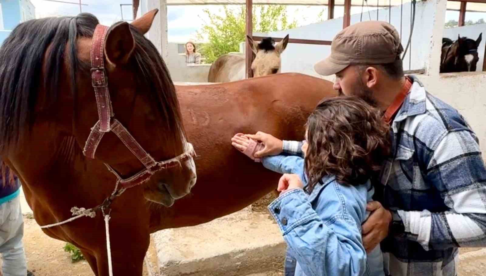 Otizmli çocuklara atla terapi desteği
