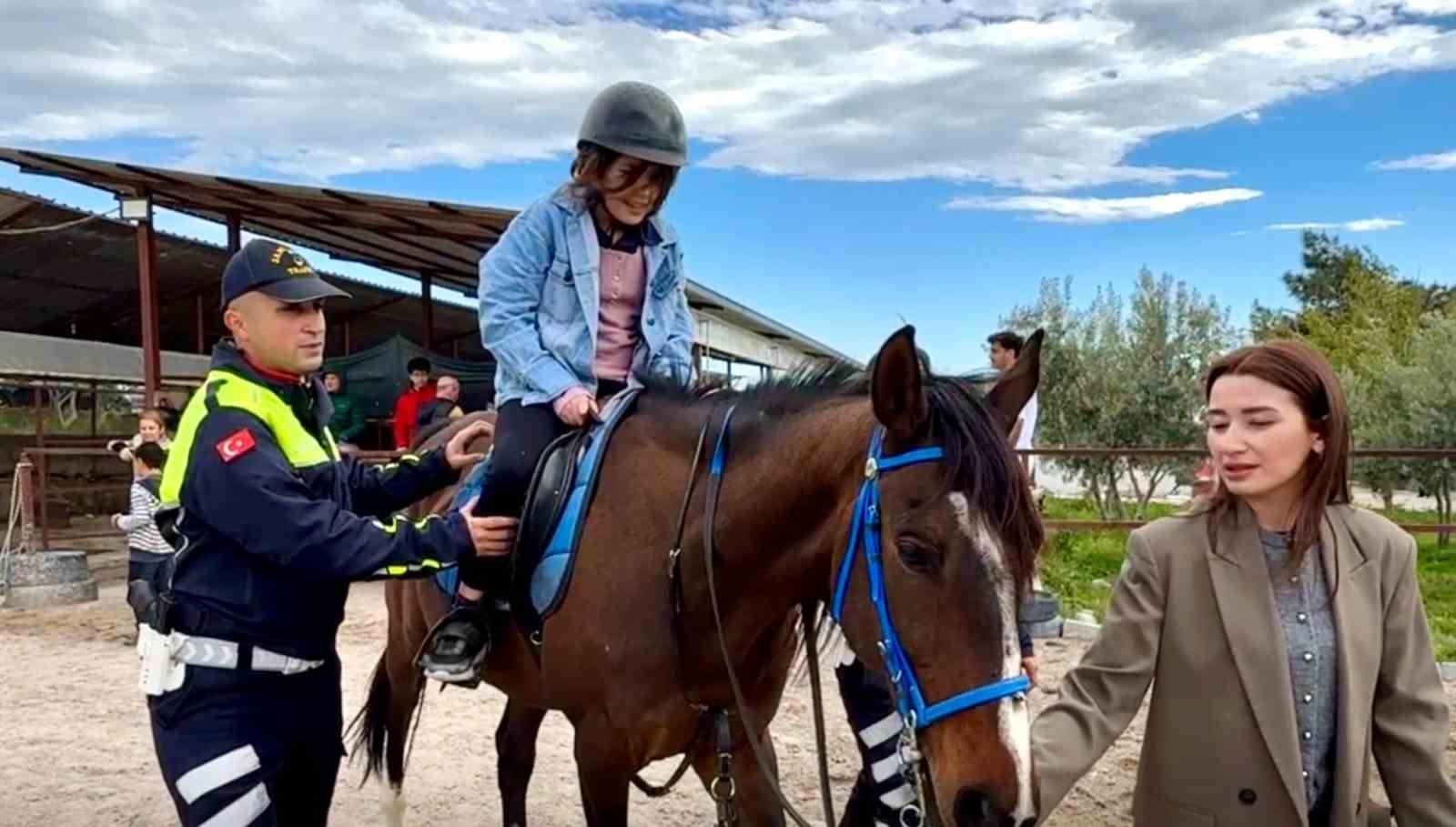 Otizmli çocuklara atla terapi desteği
