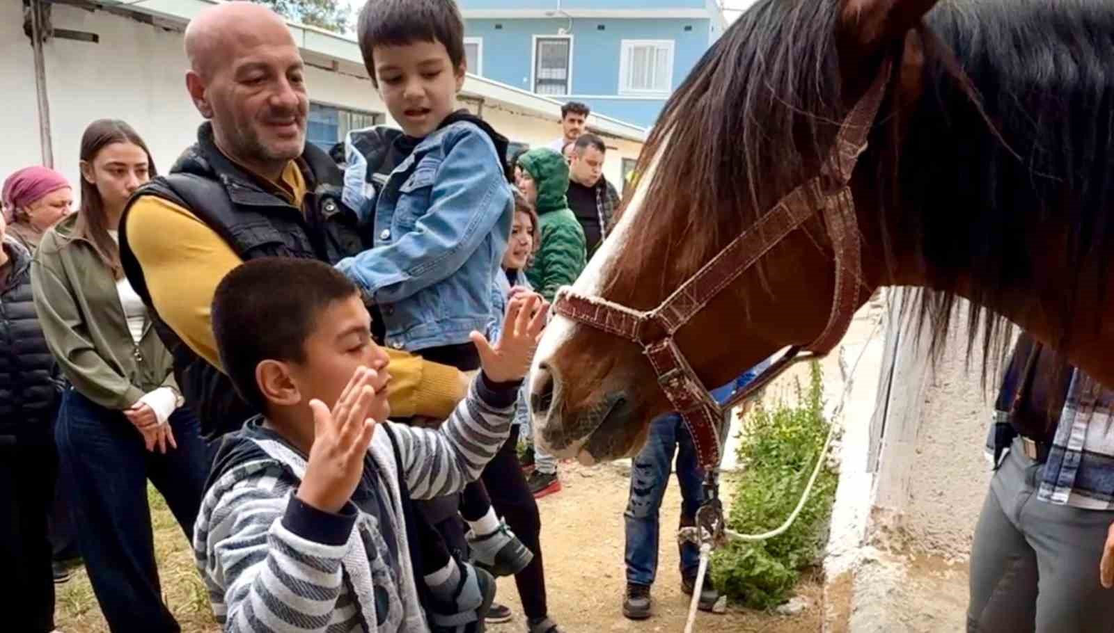 Otizmli çocuklara atla terapi desteği
