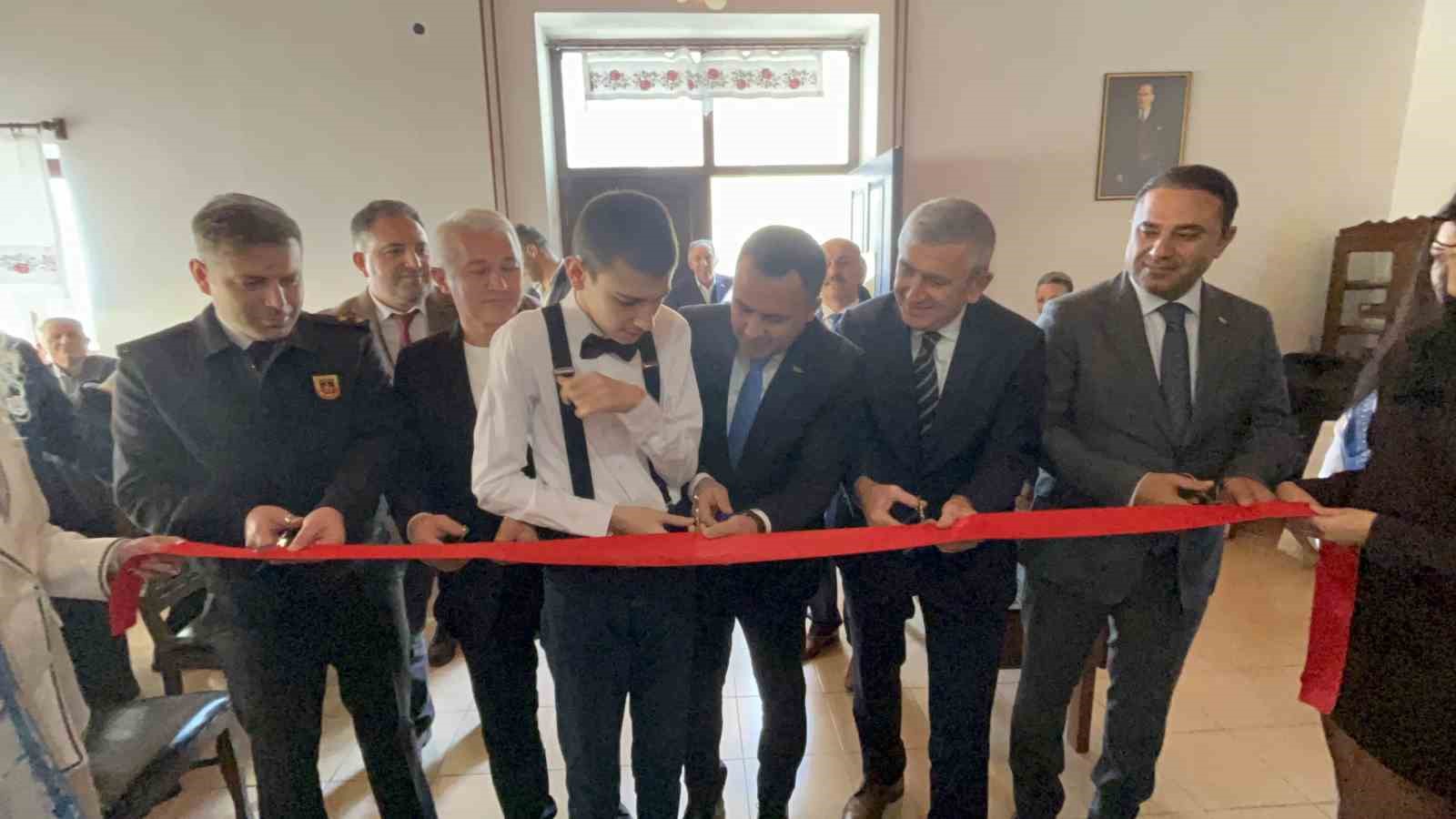 Otizmli iki gencin ilk kişisel resim sergisi: "Renklerle Konuşuyoruz"
