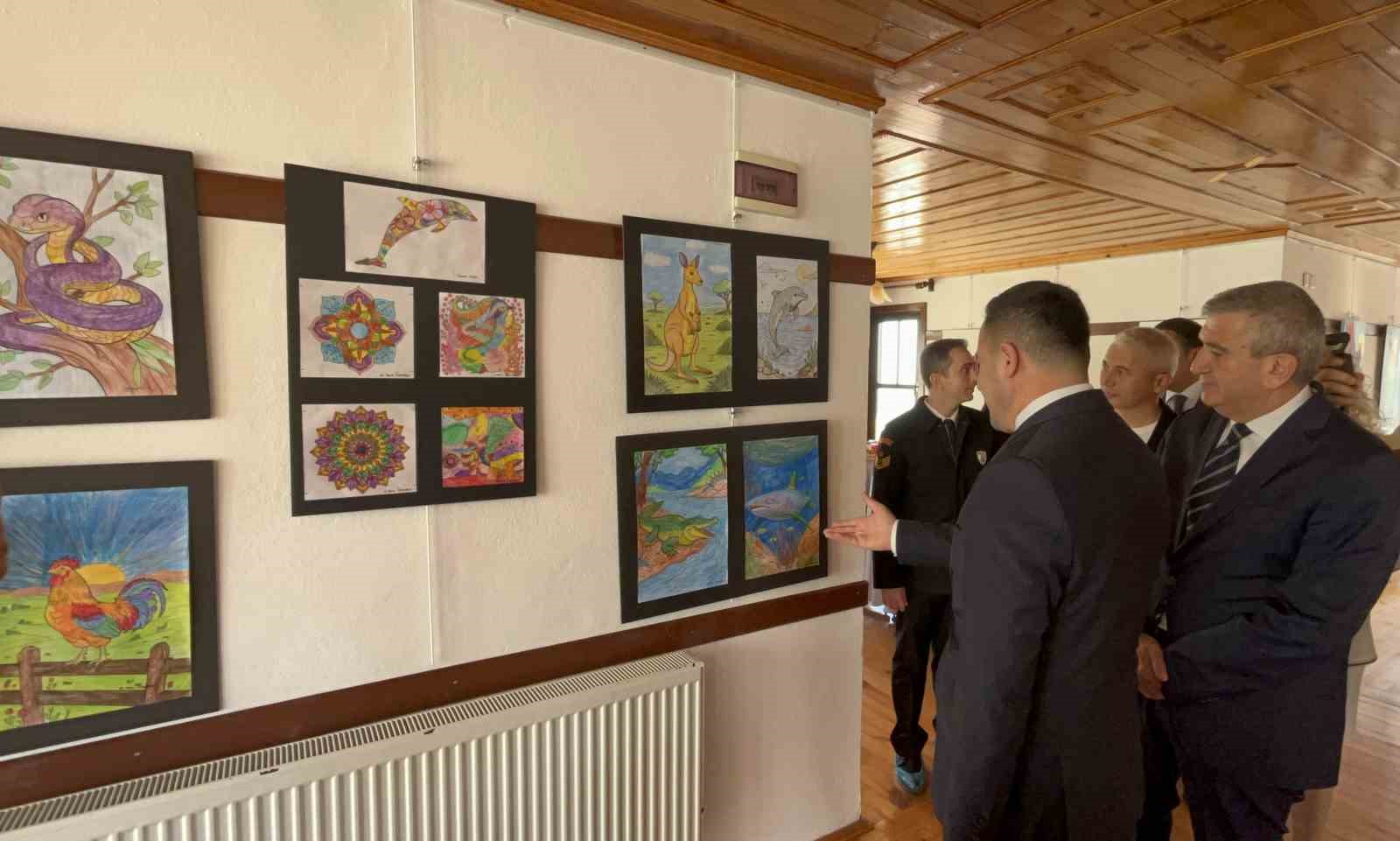 Otizmli iki gencin ilk kişisel resim sergisi: "Renklerle Konuşuyoruz"
