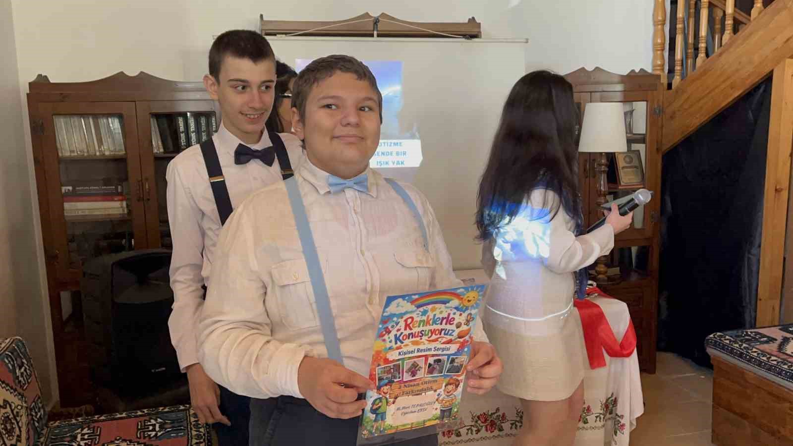 Otizmli iki gencin ilk kişisel resim sergisi: "Renklerle Konuşuyoruz"
