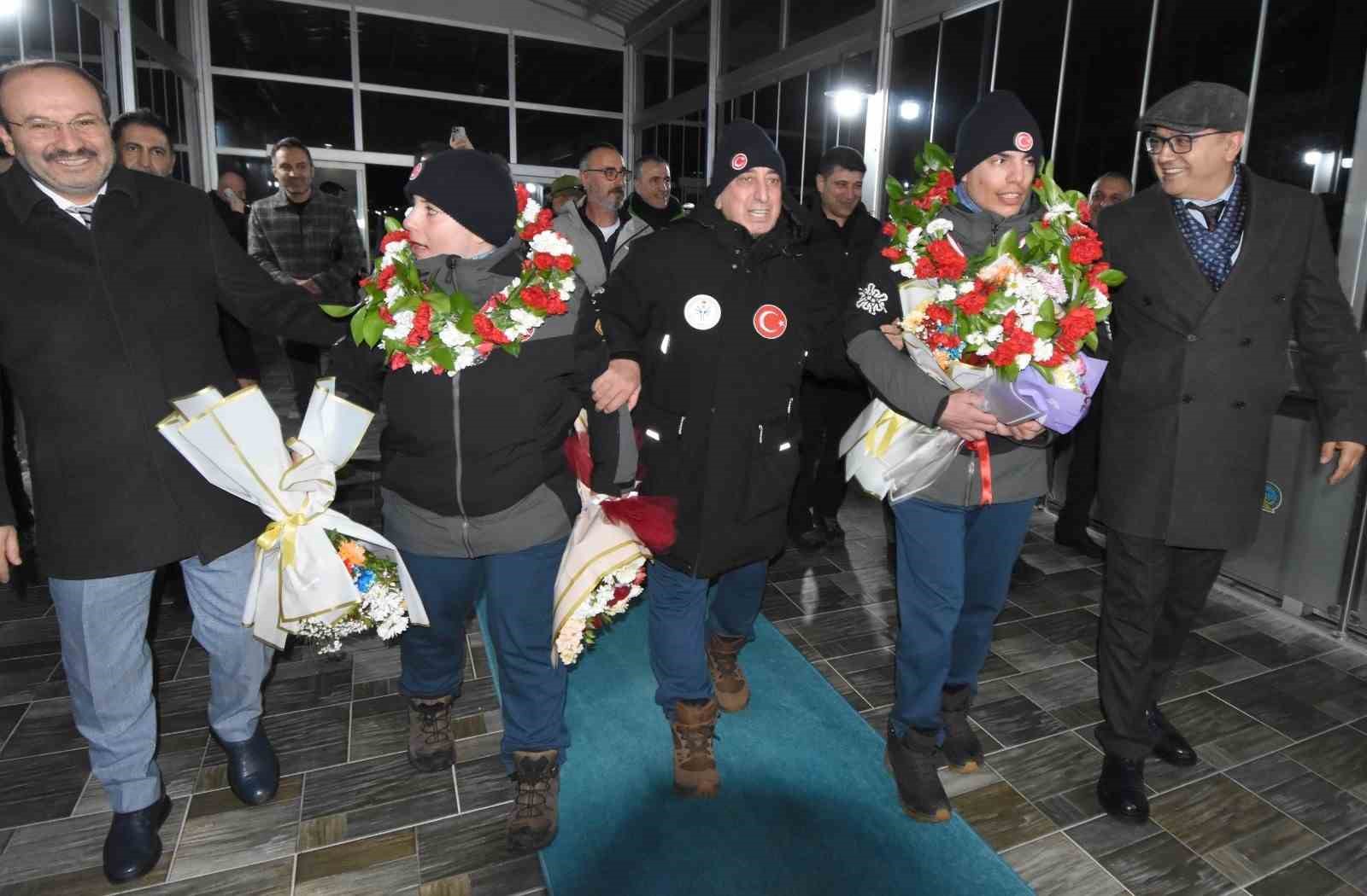 Otizmli İkiz Milli Kayakçılara Erzurum’da coşkulu karşılama
