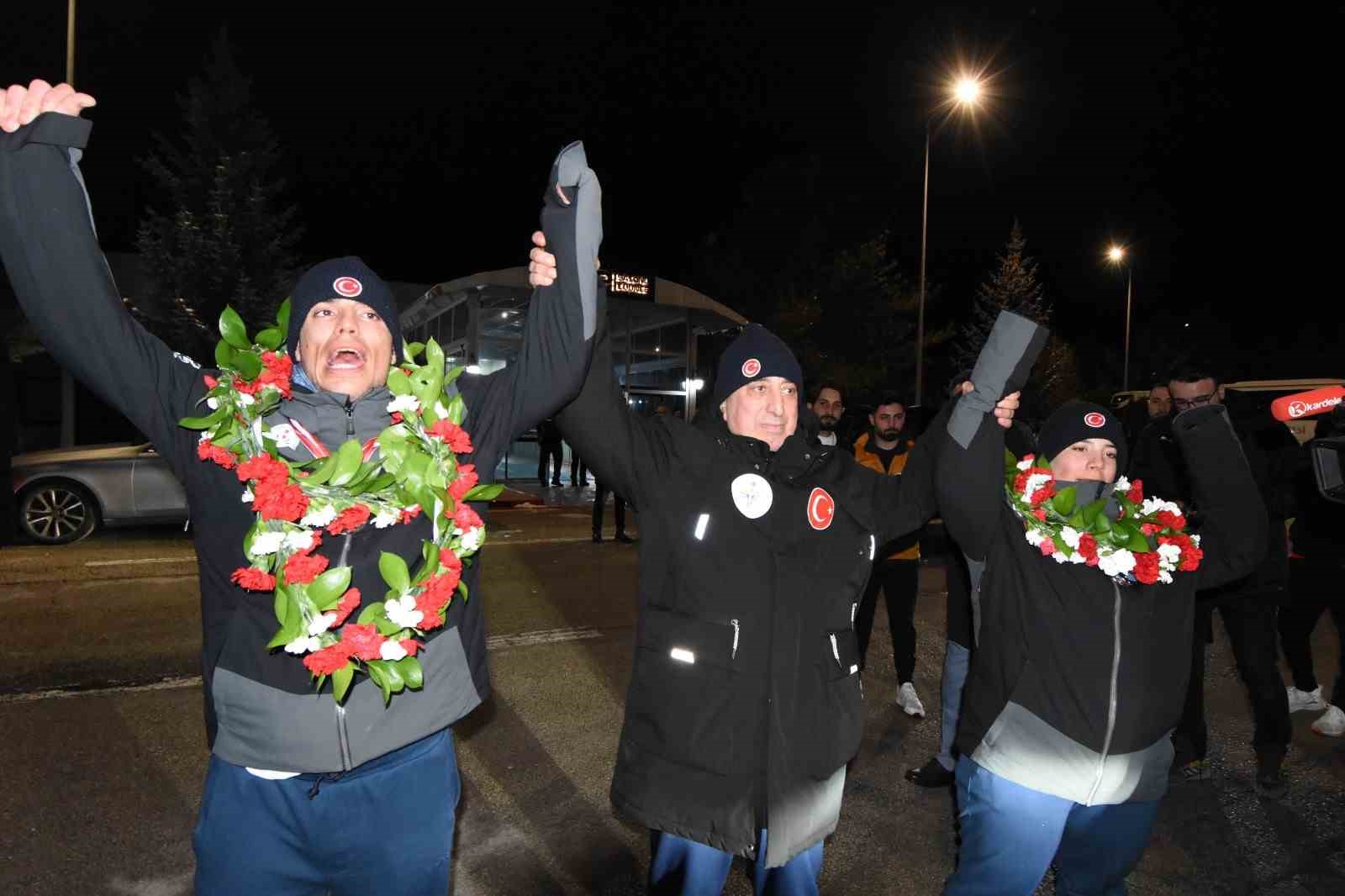 Otizmli İkiz Milli Kayakçılara Erzurum’da coşkulu karşılama
