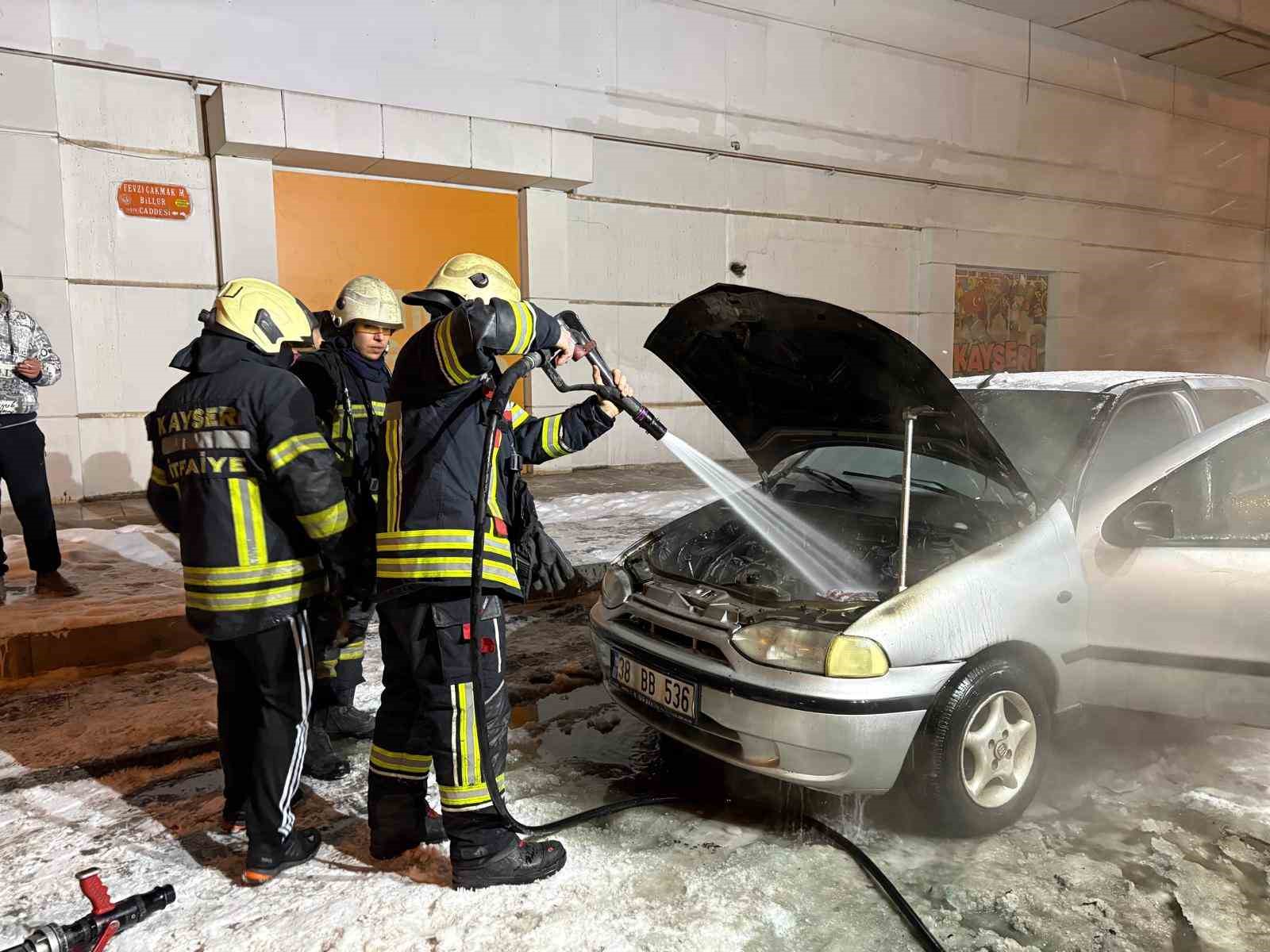 Oto tamircisinden yeni çıkardığı otomobili alev aldı
